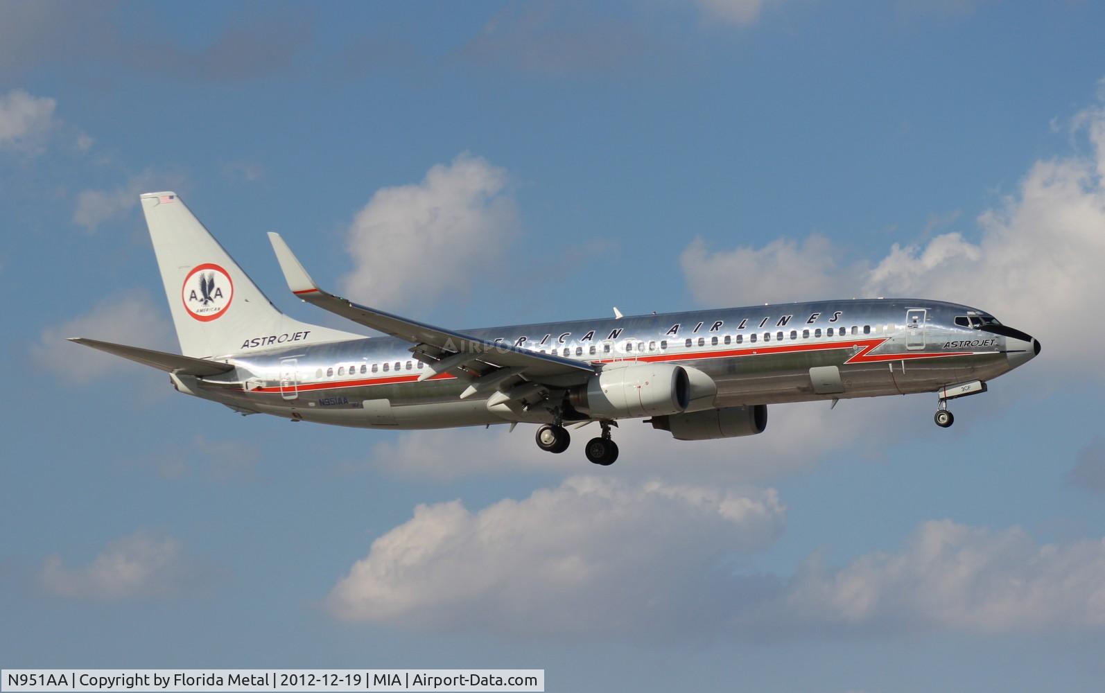 N951AA, 2000 Boeing 737-823 C/N 29538, American Retro 737