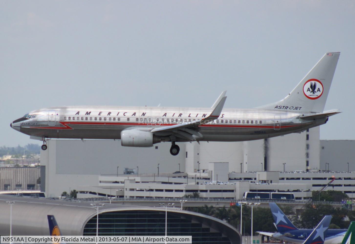 N951AA, 2000 Boeing 737-823 C/N 29538, American retro 737-800