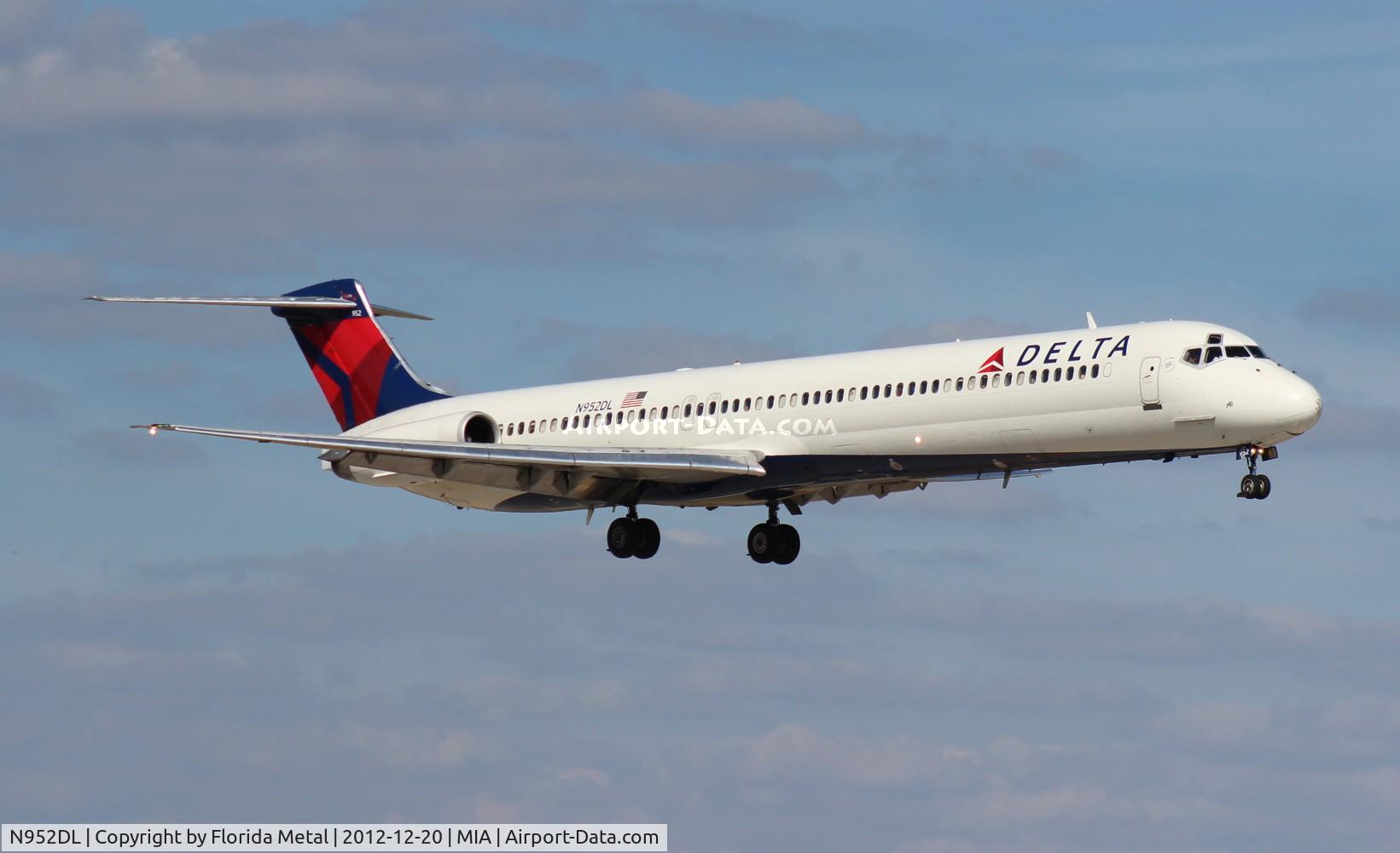 N952DL, 1990 McDonnell Douglas MD-88 C/N 49883, Delta MD-88