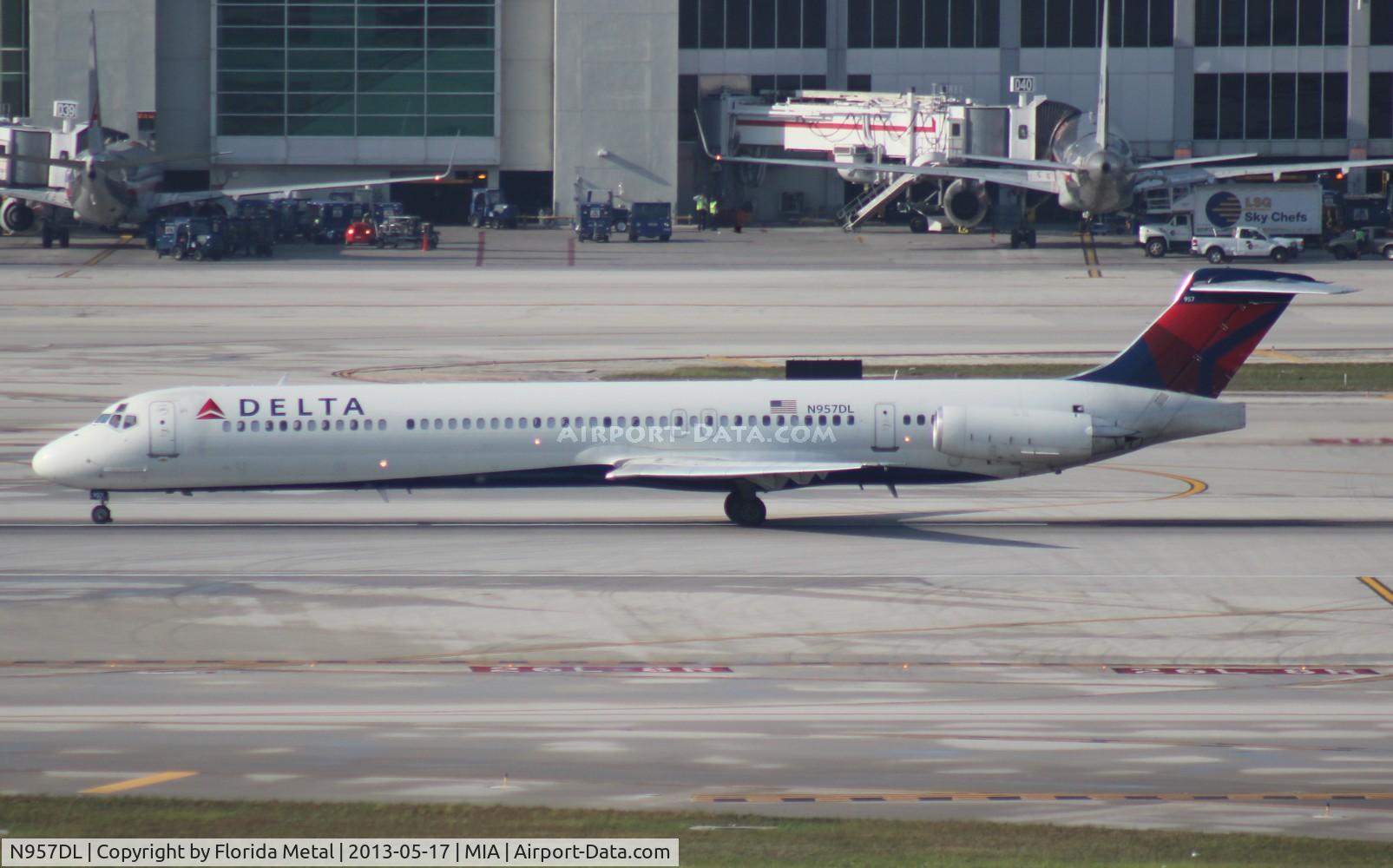 N957DL, 1990 McDonnell Douglas MD-88 C/N 49976, Delta MD-88