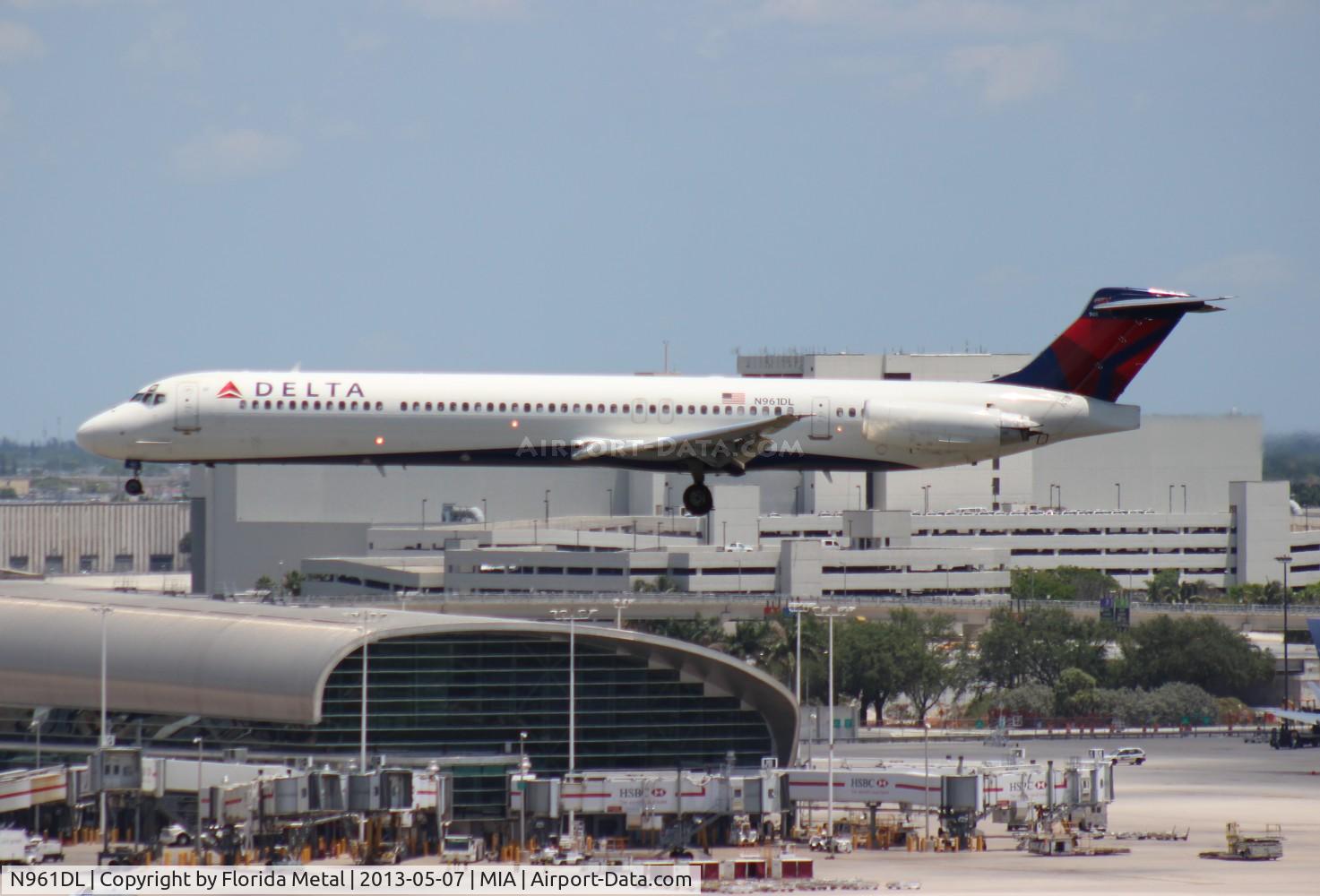 N961DL, 1990 McDonnell Douglas MD-88 C/N 49980, Delta MD-88