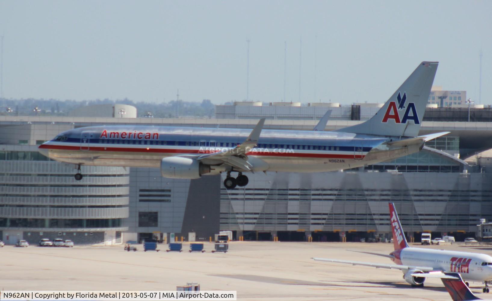 N962AN, 2001 Boeing 737-823 C/N 30858, American 737-800