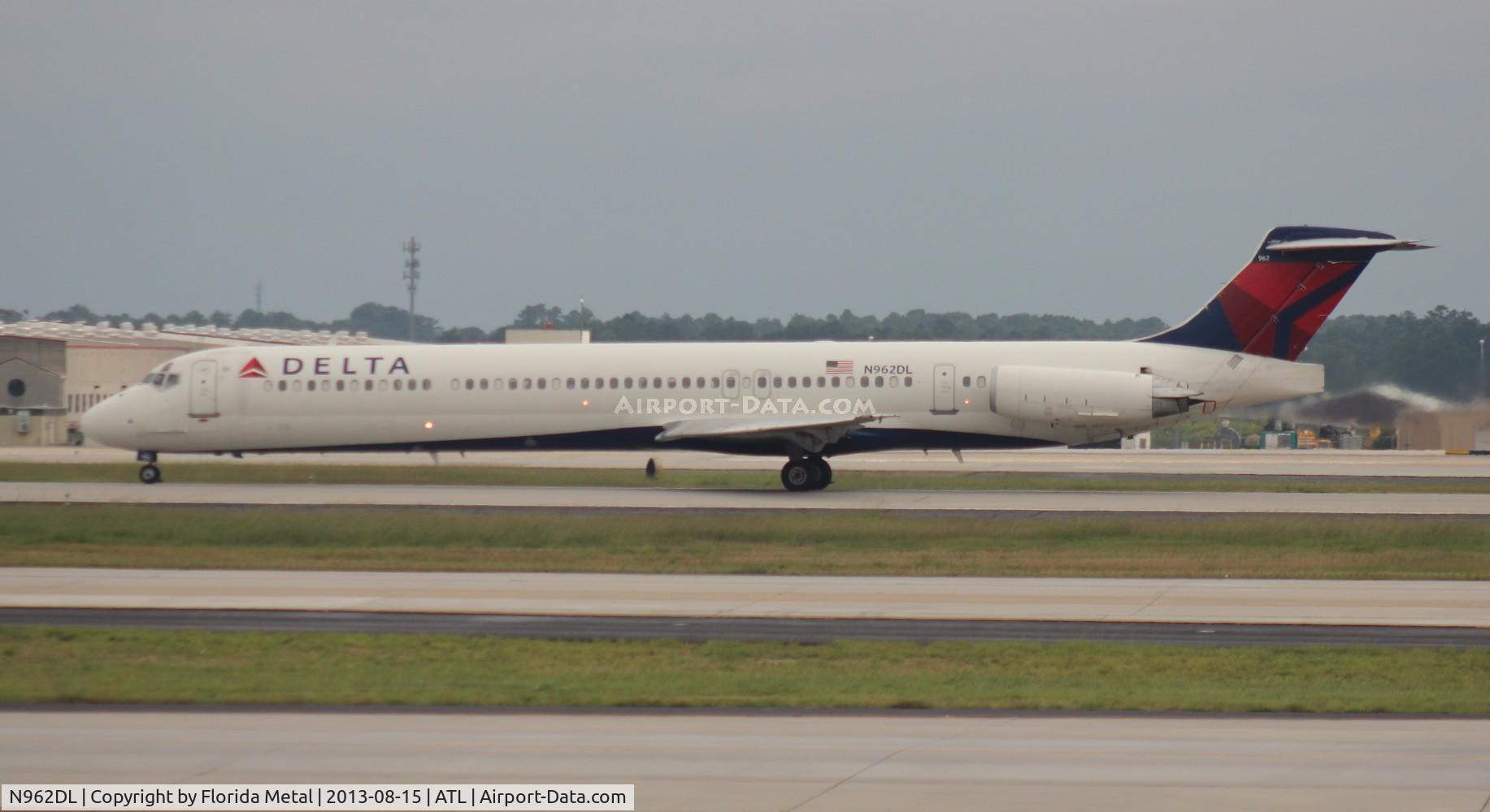 N962DL, 1990 McDonnell Douglas MD-88 C/N 49981, Delta MD-88