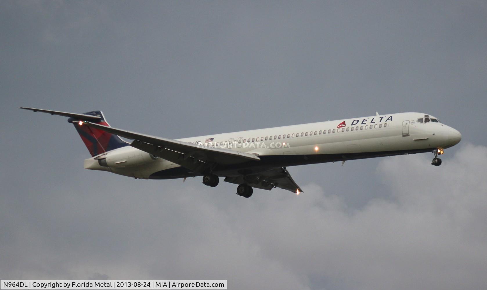 N964DL, 1990 McDonnell Douglas MD-88 C/N 49983, Delta MD-88