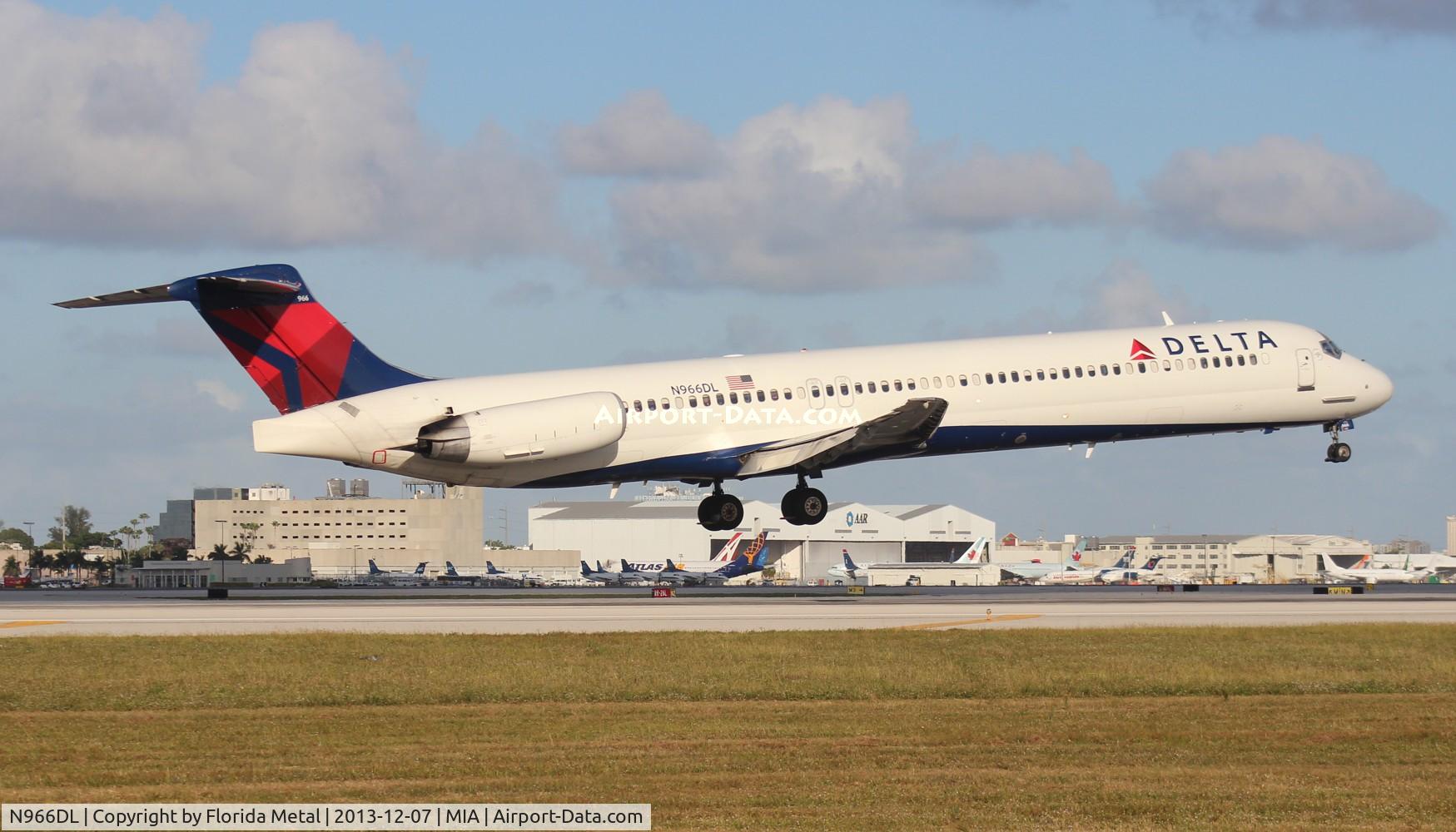 N966DL, 1990 McDonnell Douglas MD-88 C/N 53115, Delta MD-88