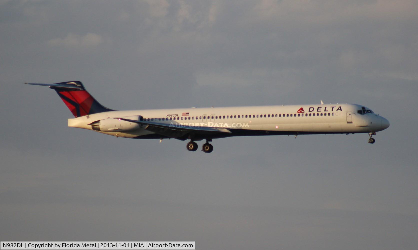 N982DL, 1991 McDonnell Douglas MD-88 C/N 53273, Delta MD-88