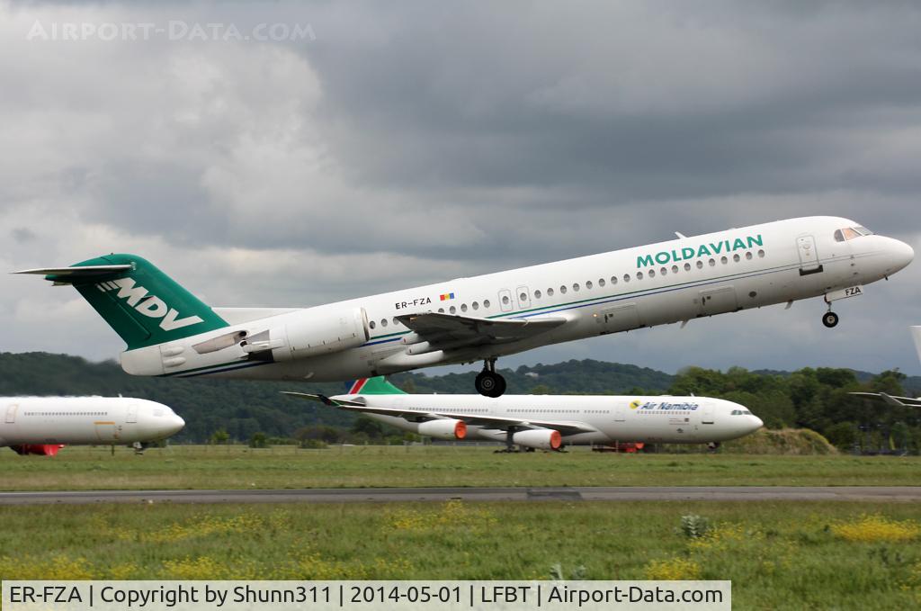 ER-FZA, 1992 Fokker 100 (F-28-0100) C/N 11395, Taking off from rwy 20