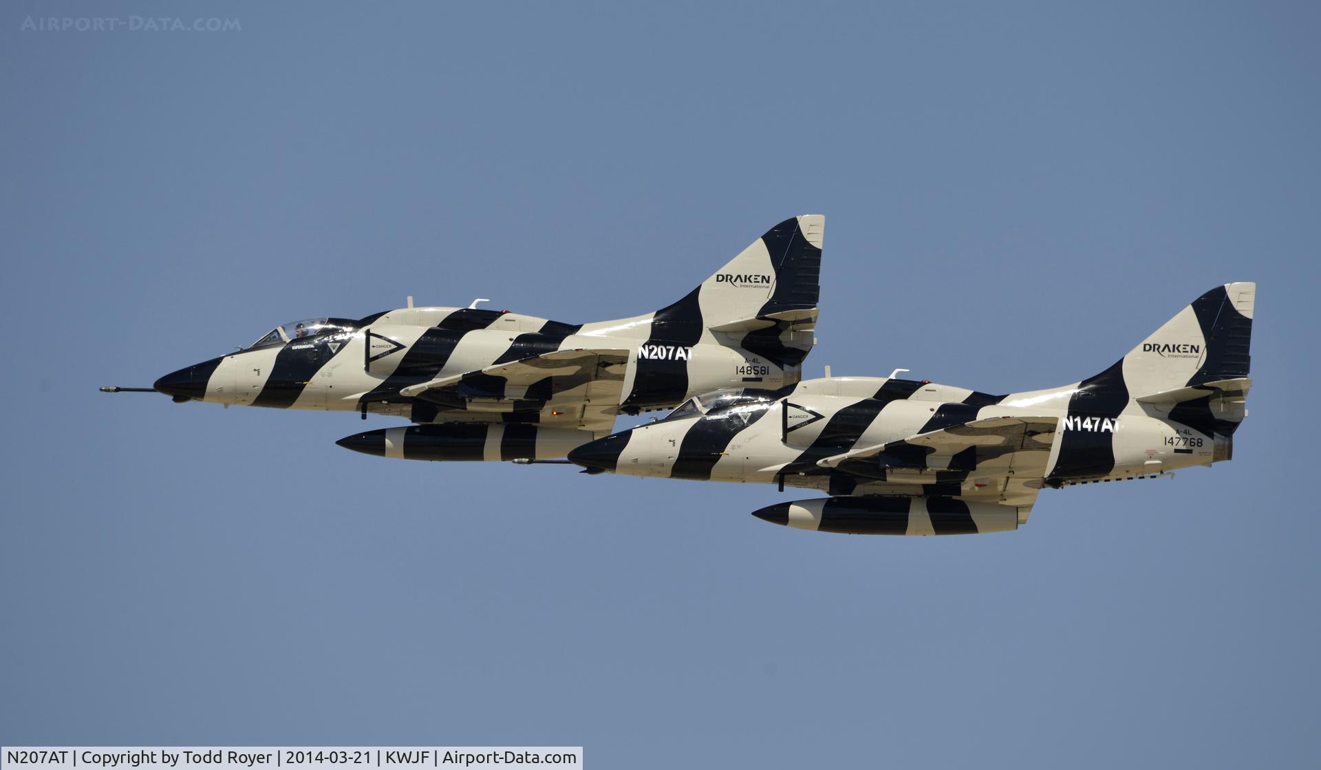 N207AT, 1961 Douglas A-4L (A4D-2N) C/N 12774, Flying at the Los Angeles County Airshow