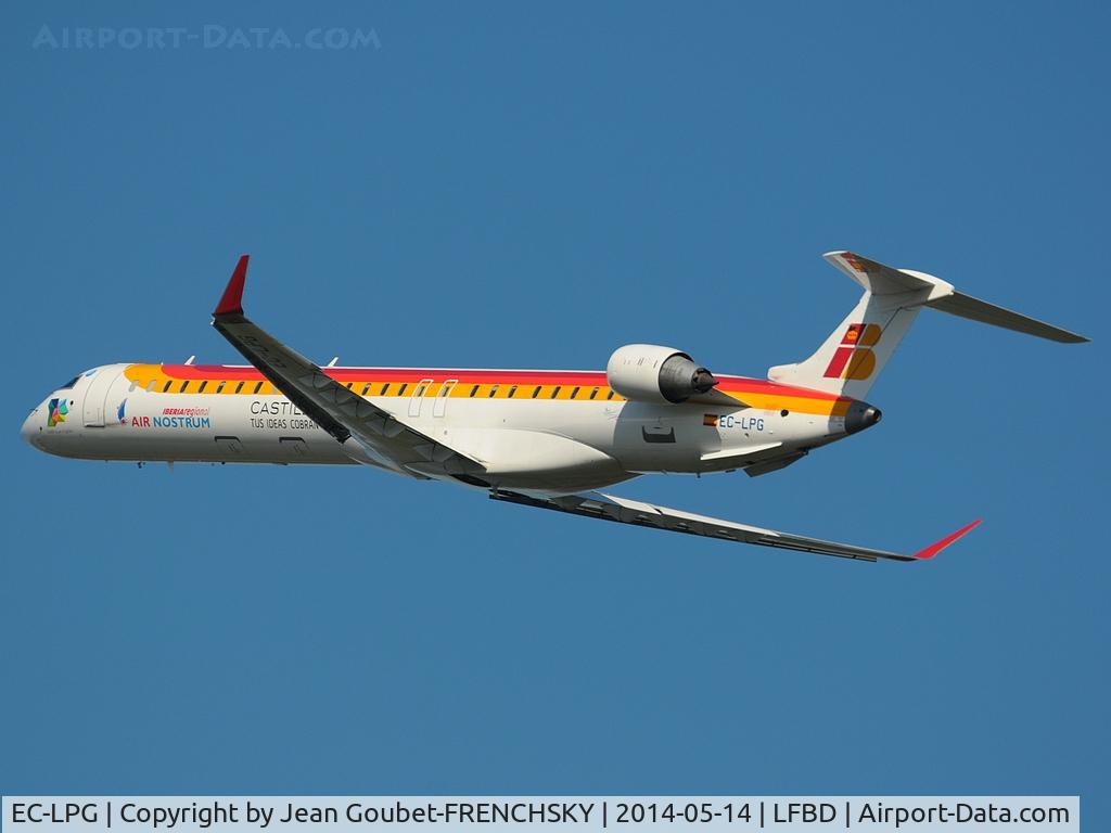 EC-LPG, 2011 Bombardier CRJ-1000ER NG (CL-600-2E25) C/N 19021, Air Nostrum take off to Madrid