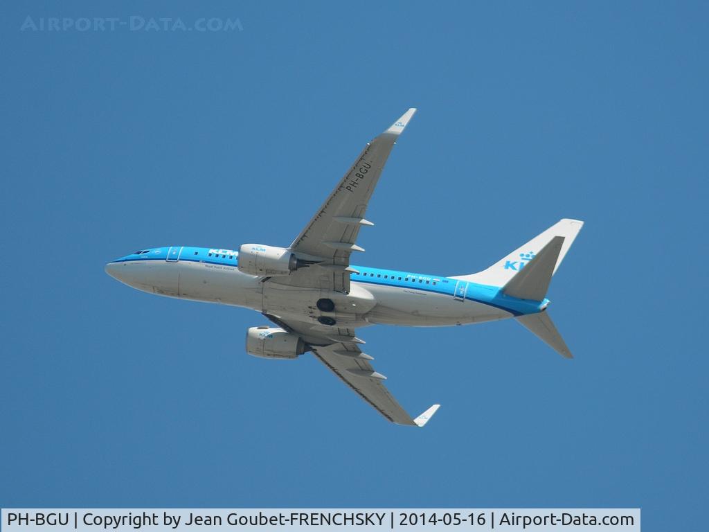 PH-BGU, 2011 Boeing 737-7K2 C/N 39257, KLM 1318 Bordeaux / Amsterdam 3500N feets, shooting in my garden.