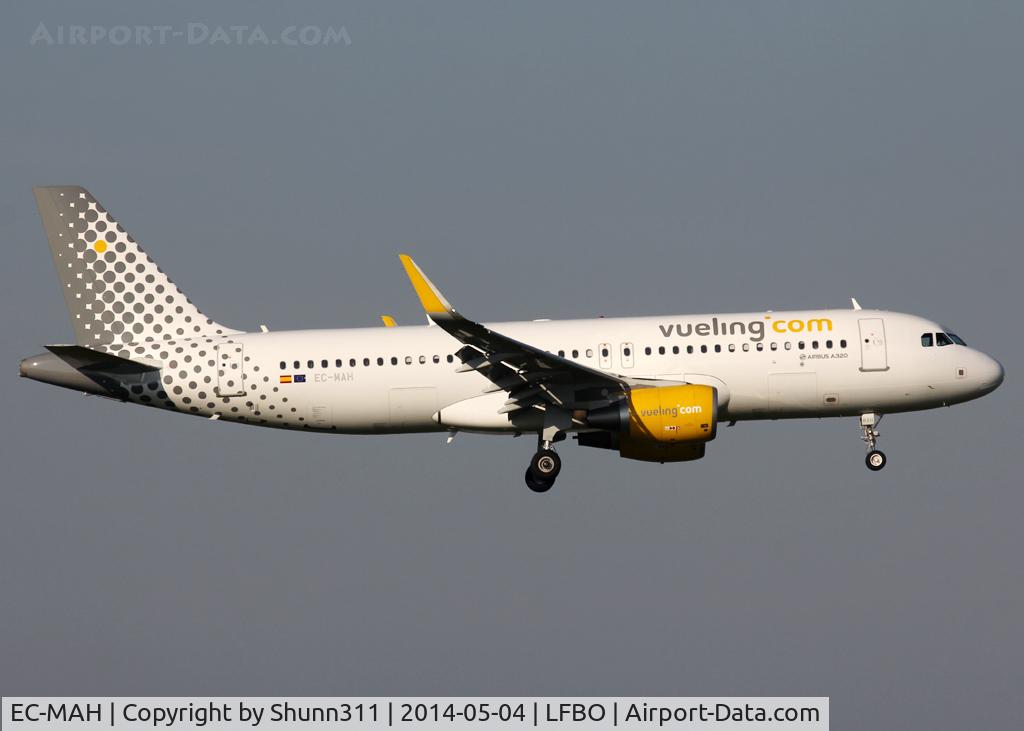 EC-MAH, 2014 Airbus A320-214 C/N 6039, Landing rwy 32L