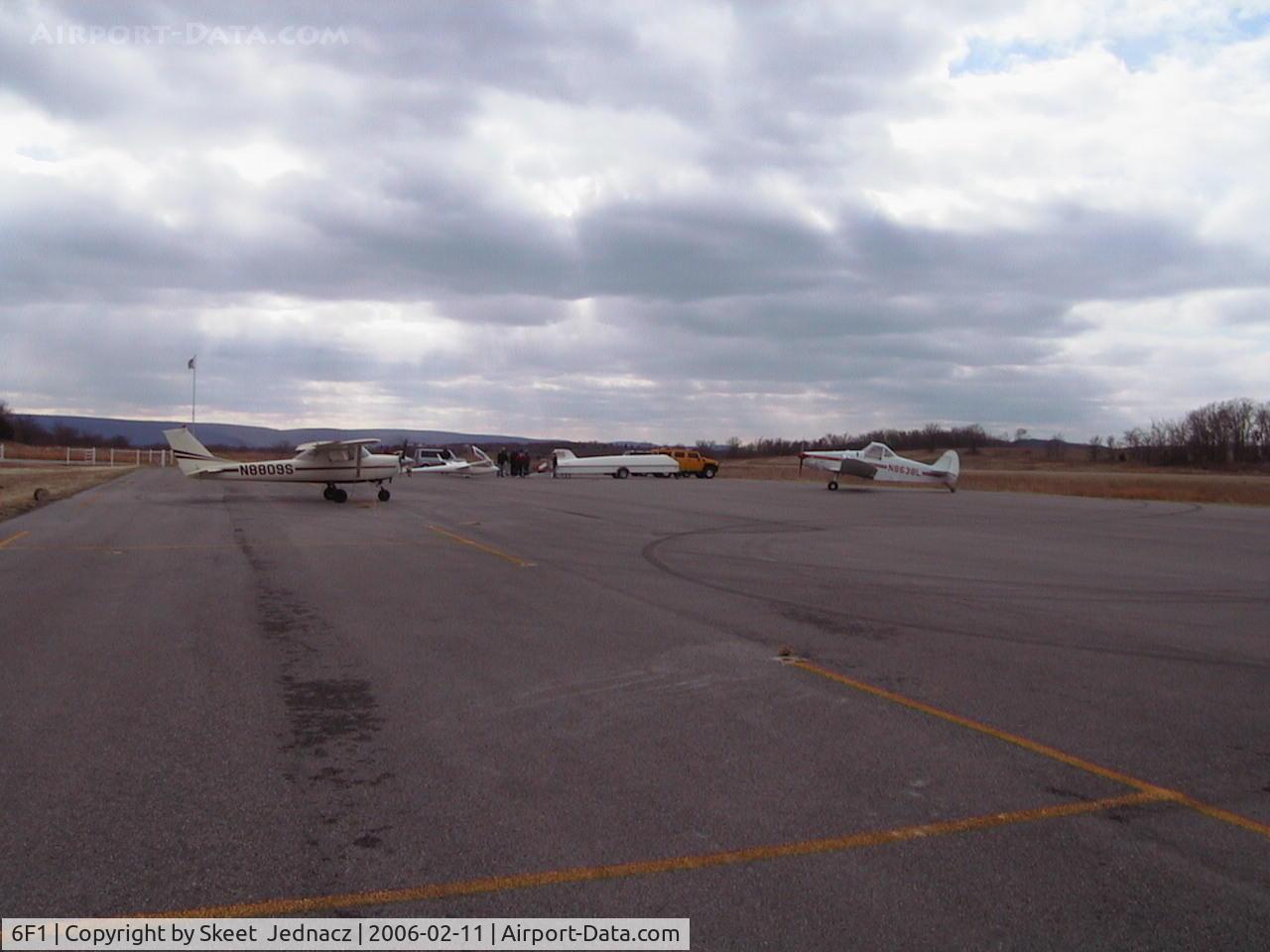 Talihina Municipal Airport (6F1) - Talihina Ramp looking to the south