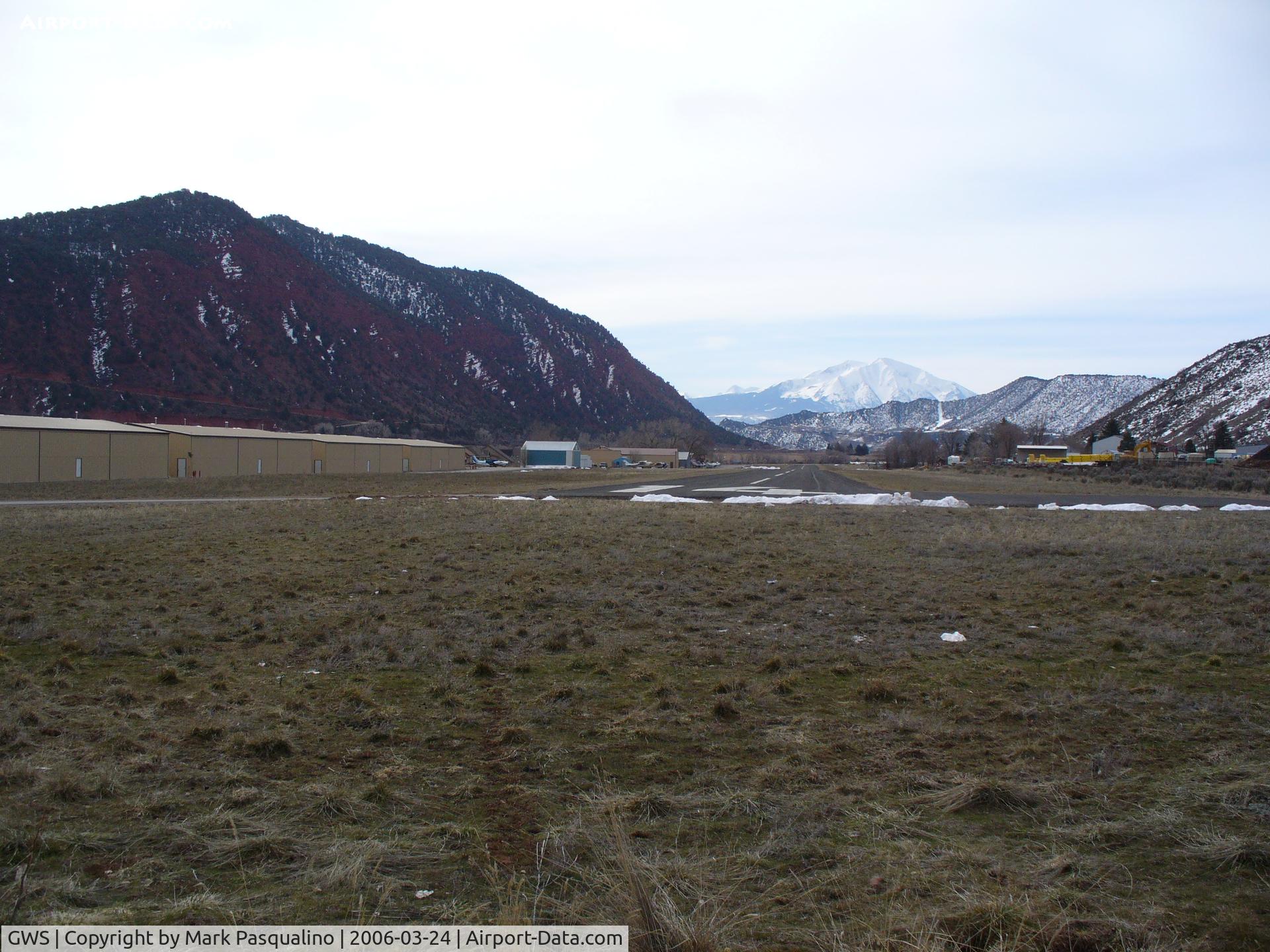 Glenwood Springs Municipal Airport (GWS) - Runway 14 approach end