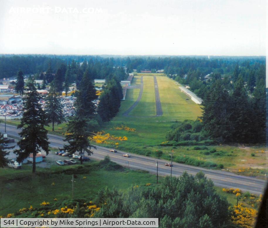 Spanaway Airport (S44) - final 34 Spanaway