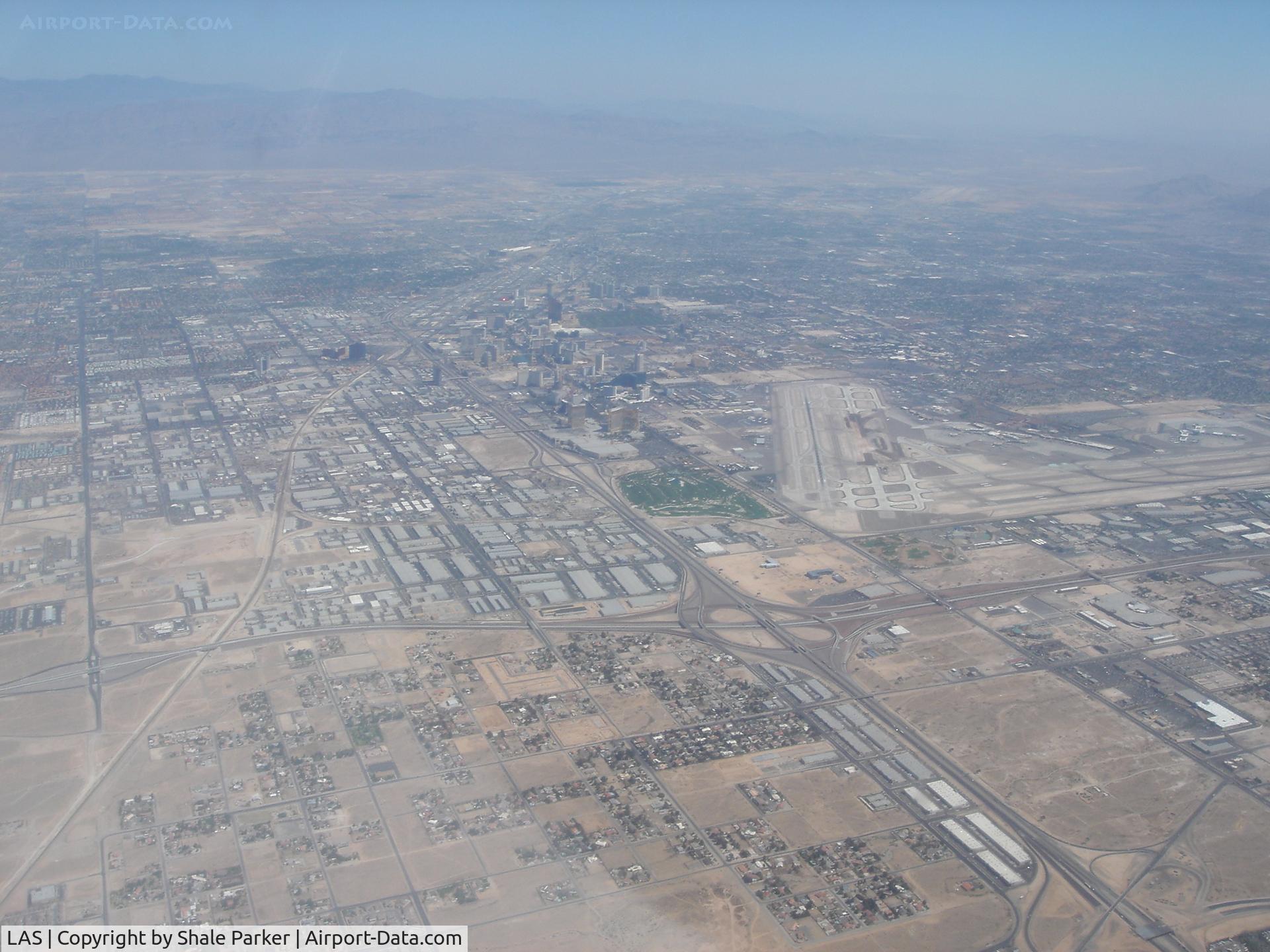 Harry Reid International Airport (LAS) - Downwind for RW25L at Vegas - baby!