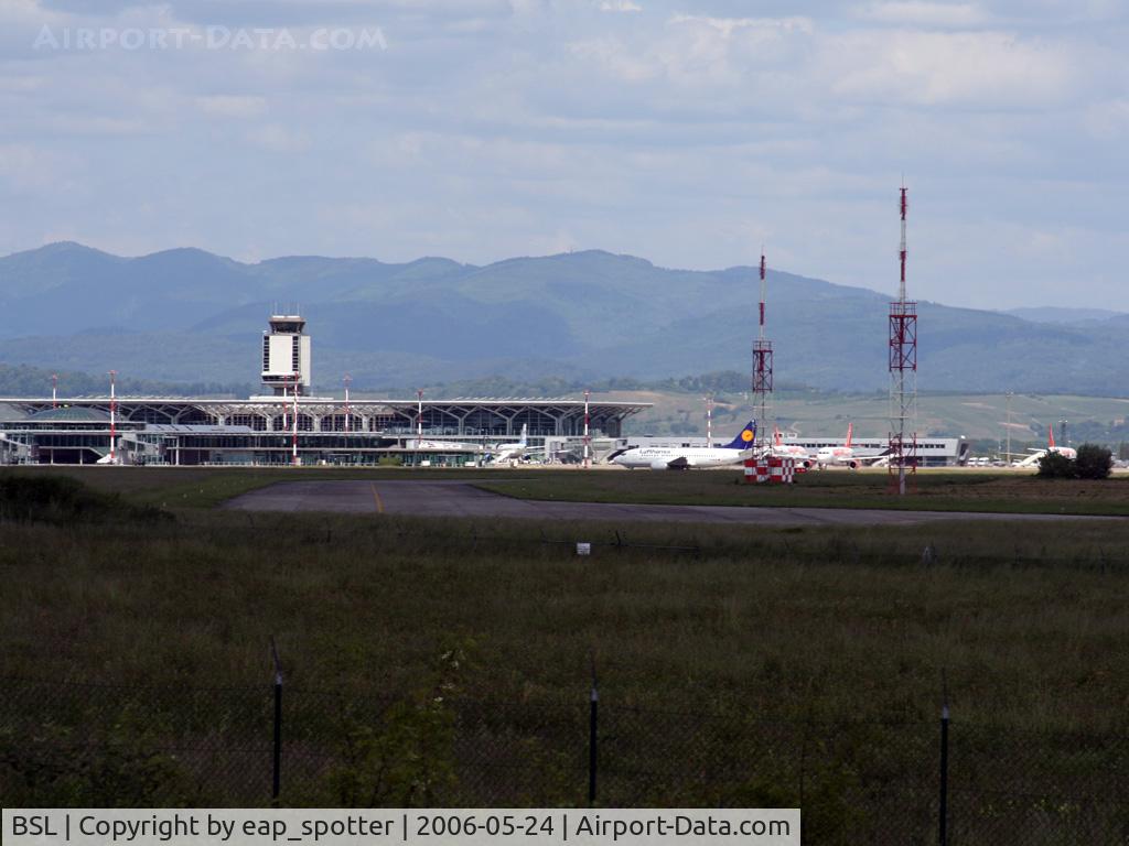 EuroAirport Basel-Mulhouse-Freiburg, Basel (Switzerland), Mulhouse (France) and Freiburg (Germany) France (BSL) - View from west main building - on the right side EasyJet-Building
