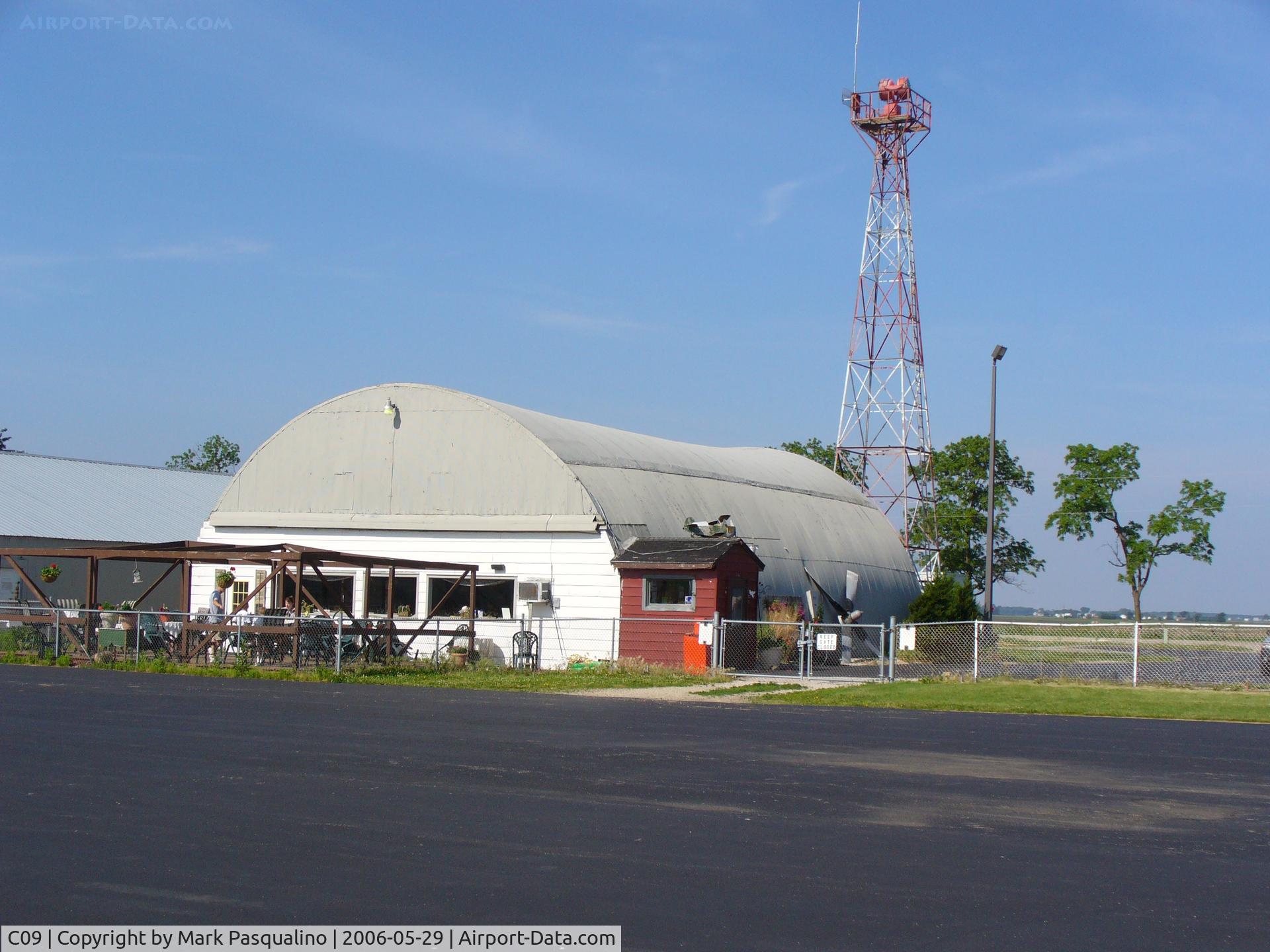 Morris Municipal - James R. Washburn Field Airport (C09) - Airport Cafe