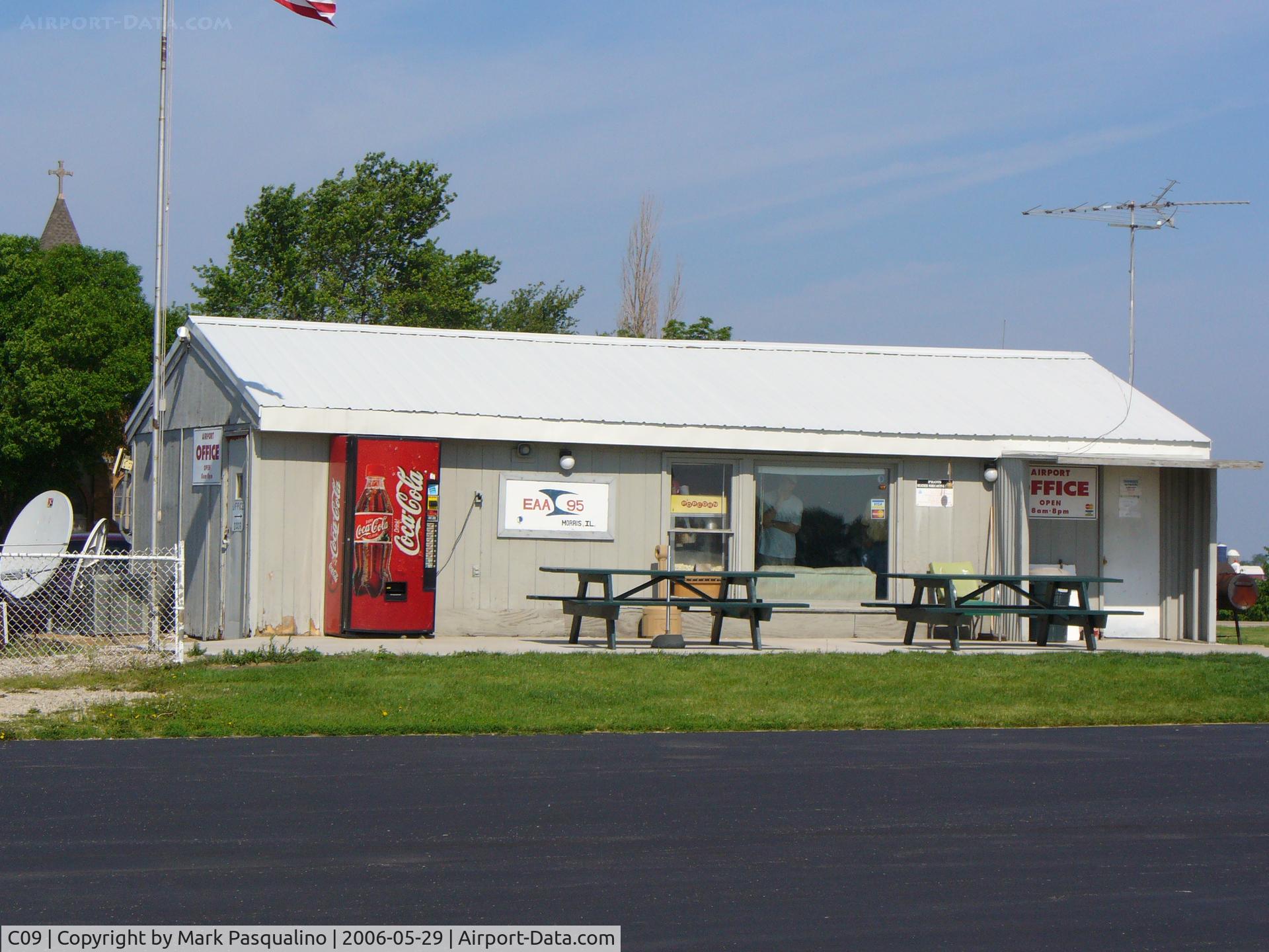 Morris Municipal - James R. Washburn Field Airport (C09) - Main Terminal