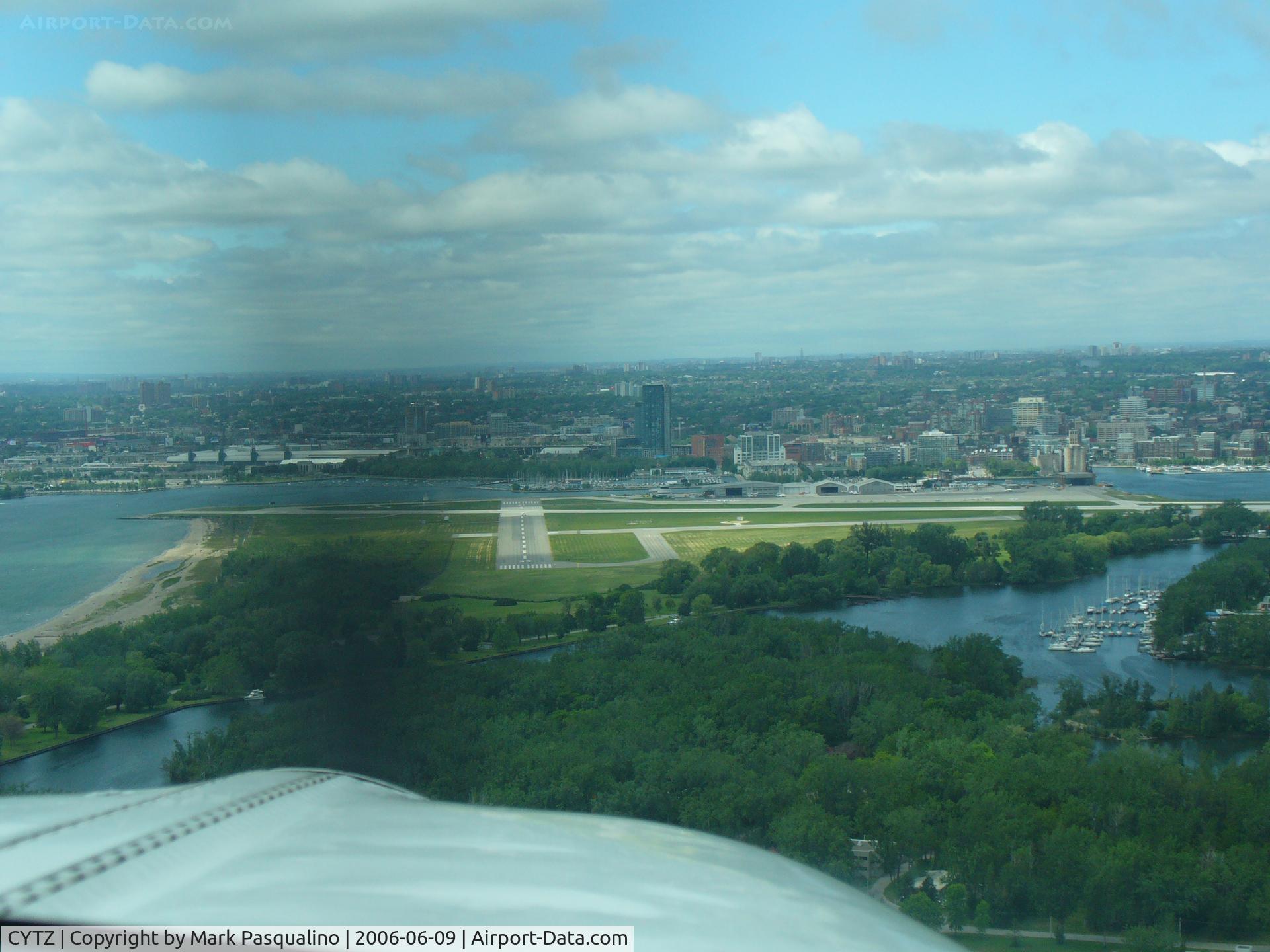 Toronto City Centre Airport, Toronto, Ontario Canada (CYTZ) - Final Approach Runway 33