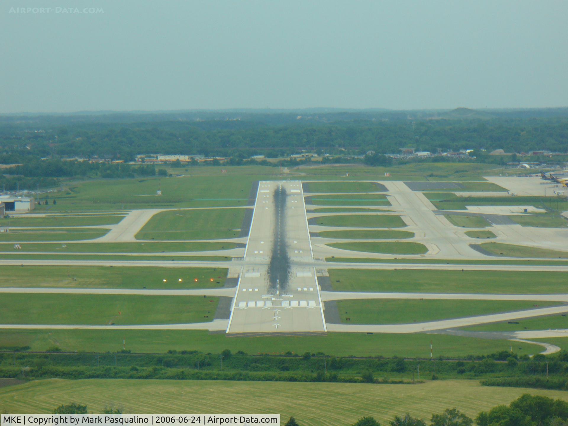 General Mitchell International Airport (MKE) - Final Approach Runway 25L