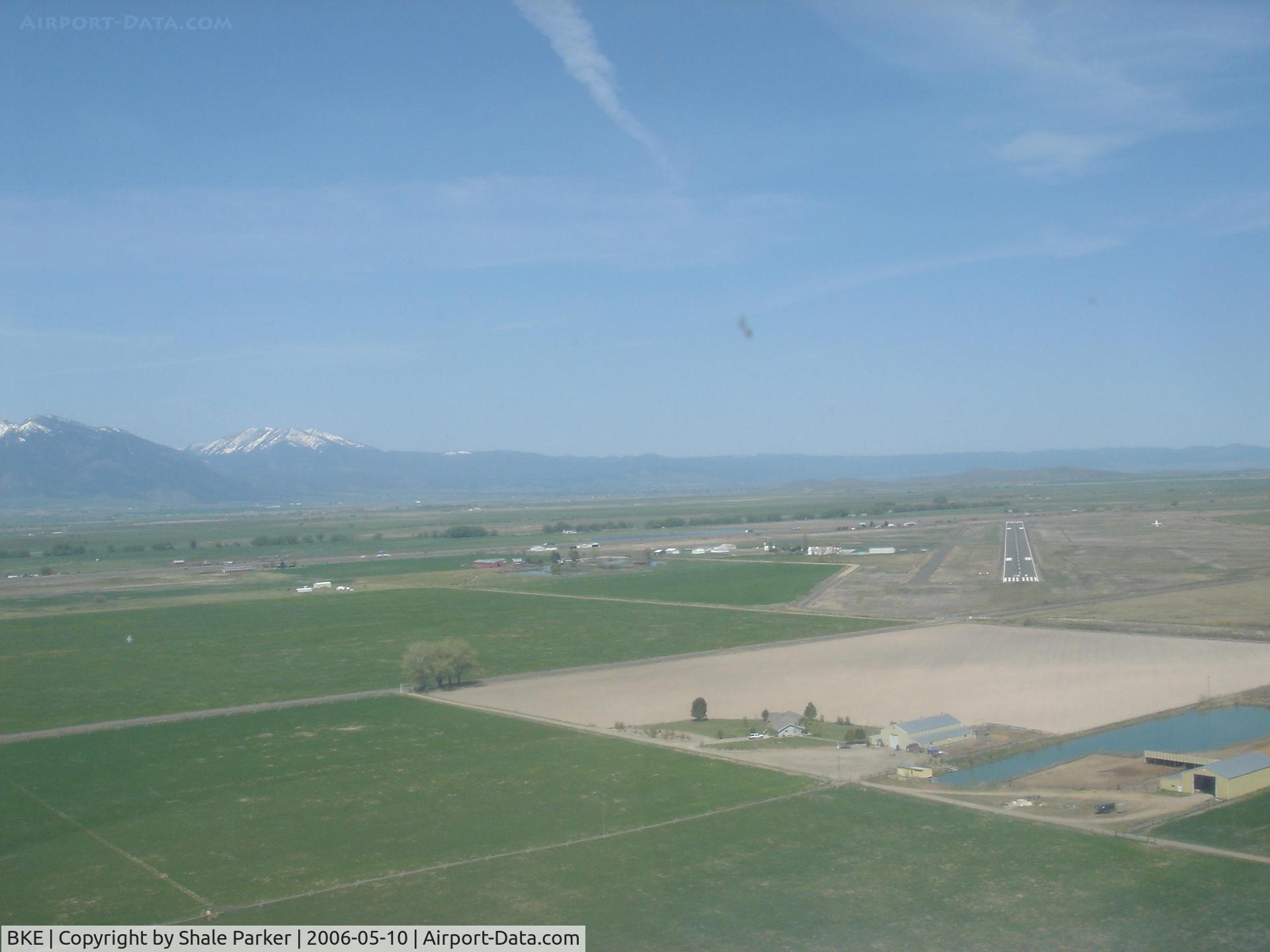 Baker City Municipal Airport (BKE) - Short final for RW31
