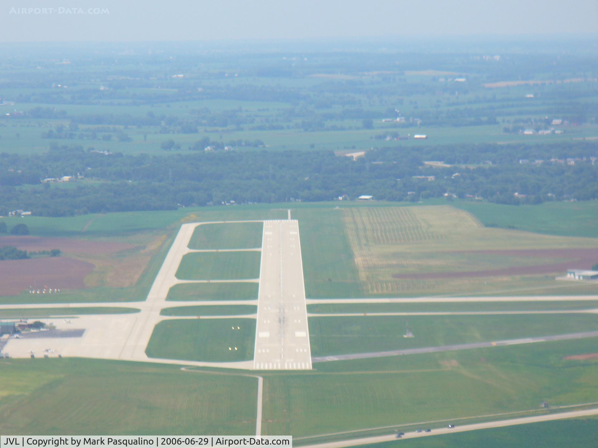 Southern Wisconsin Regional Airport (JVL) - Final approach Runway 32