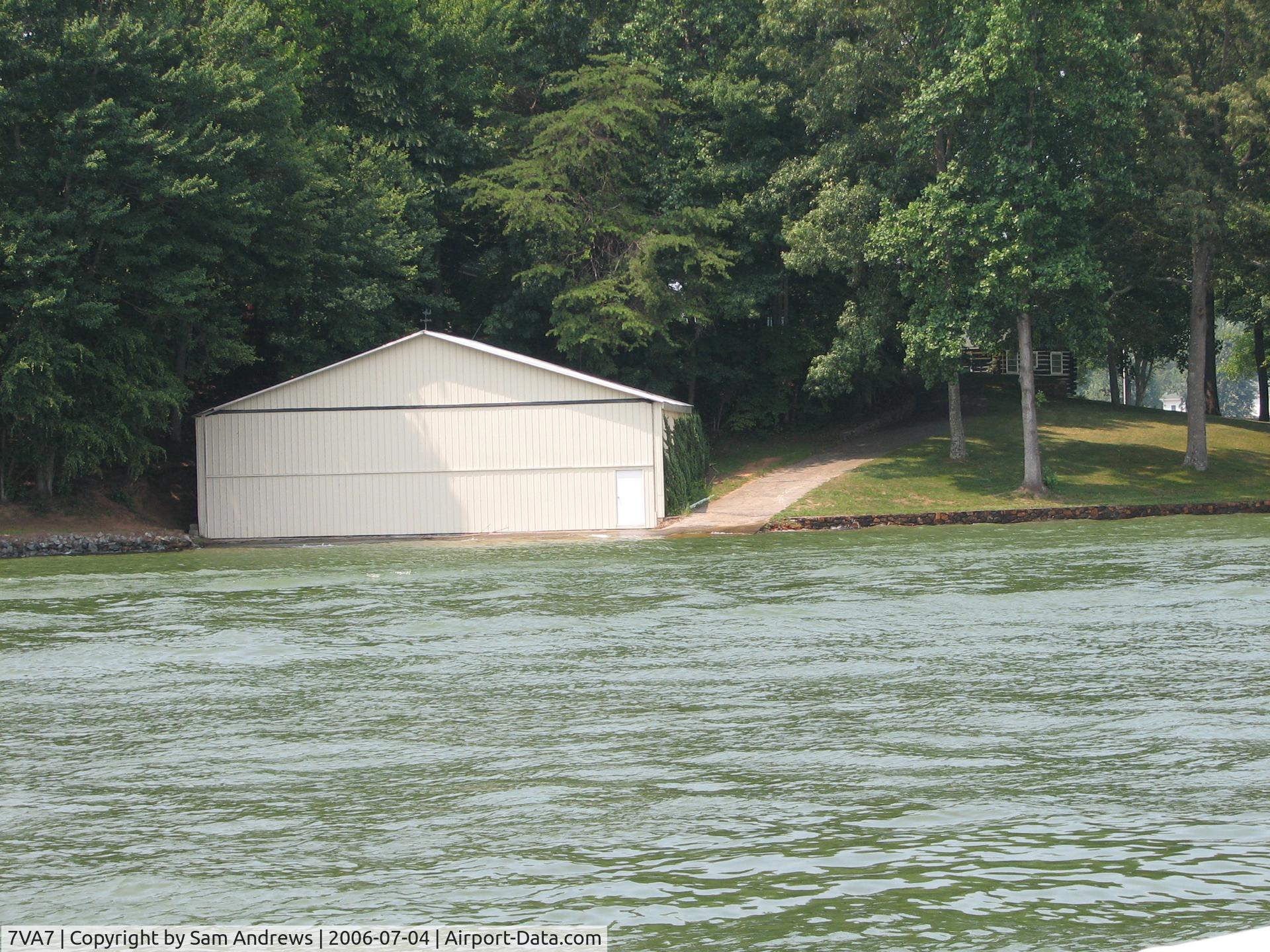 7VA7 Airport - Brammer Seaplane Base tucked away nicely on Smith Mountain Lake,VA