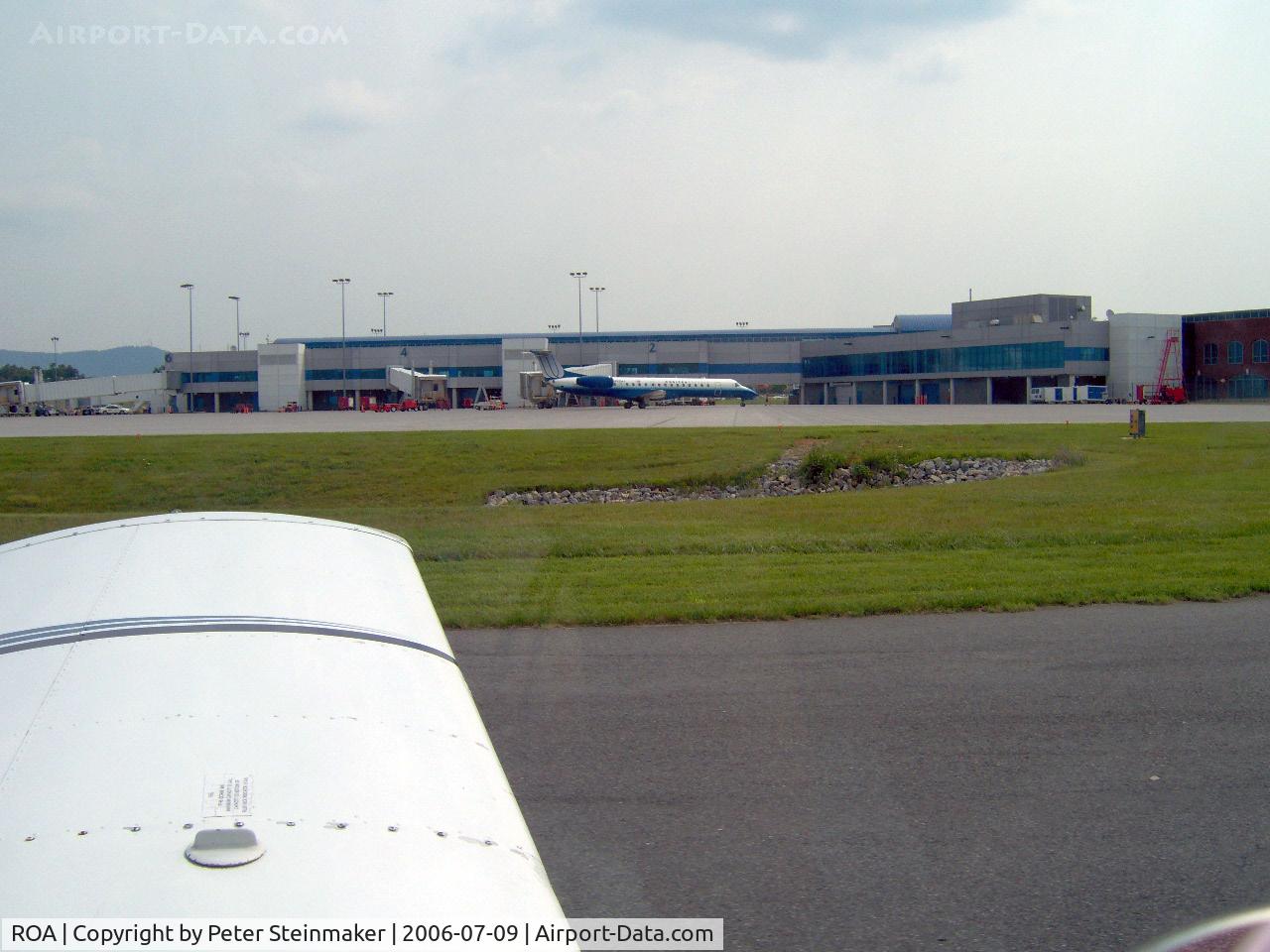 Roanoke Rgnl/woodrum Field Airport (ROA) - Taxiing past the Roanoke terminal on our way to rwy 33.