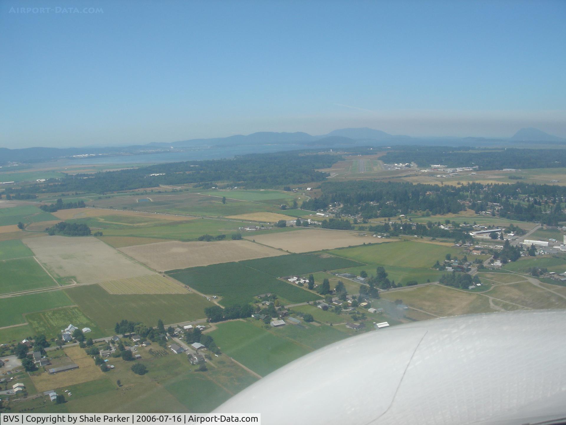 Skagit Regional Airport (BVS) - Mile final for Runway 32