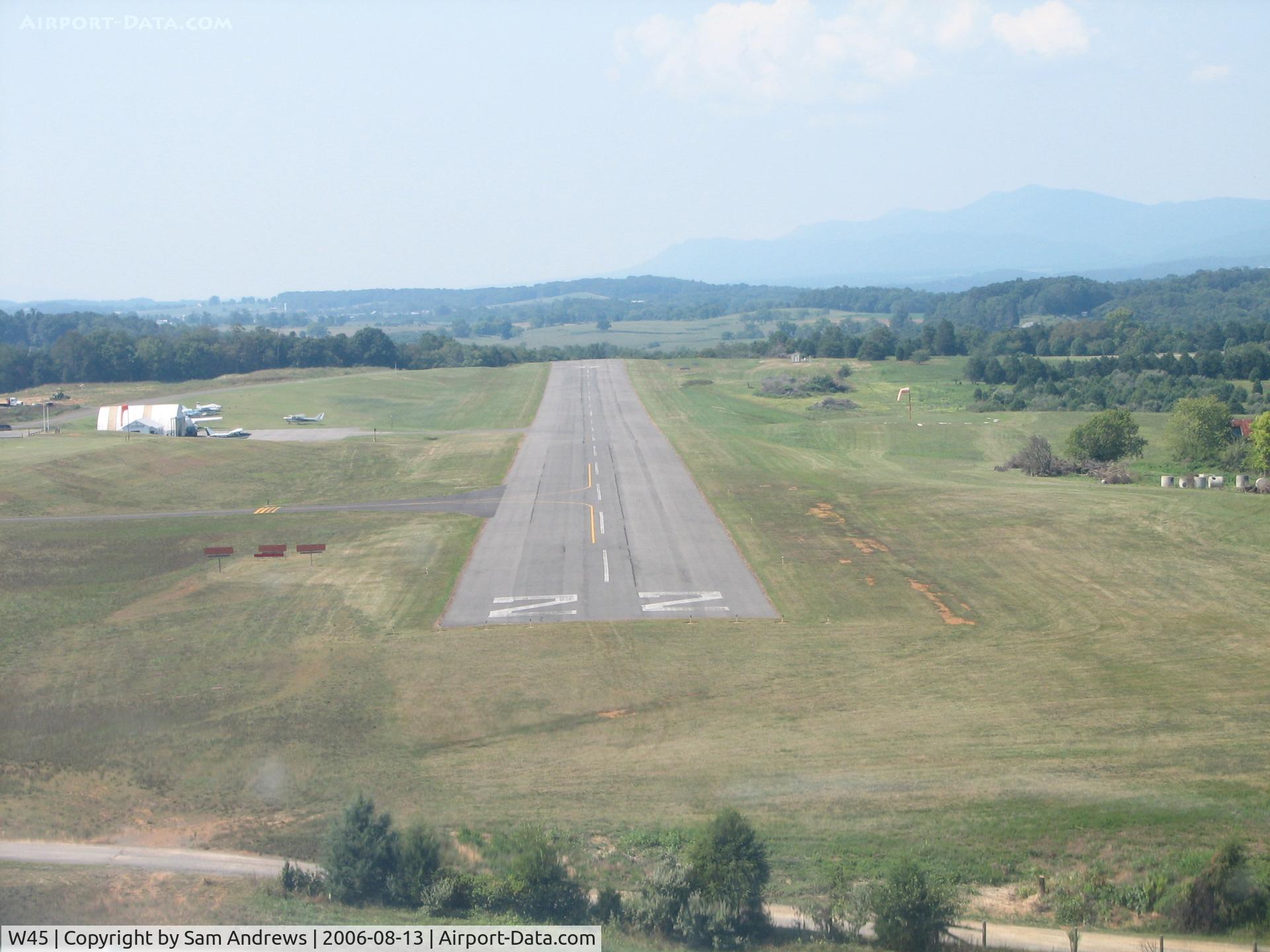 W45 Airport - Short Final