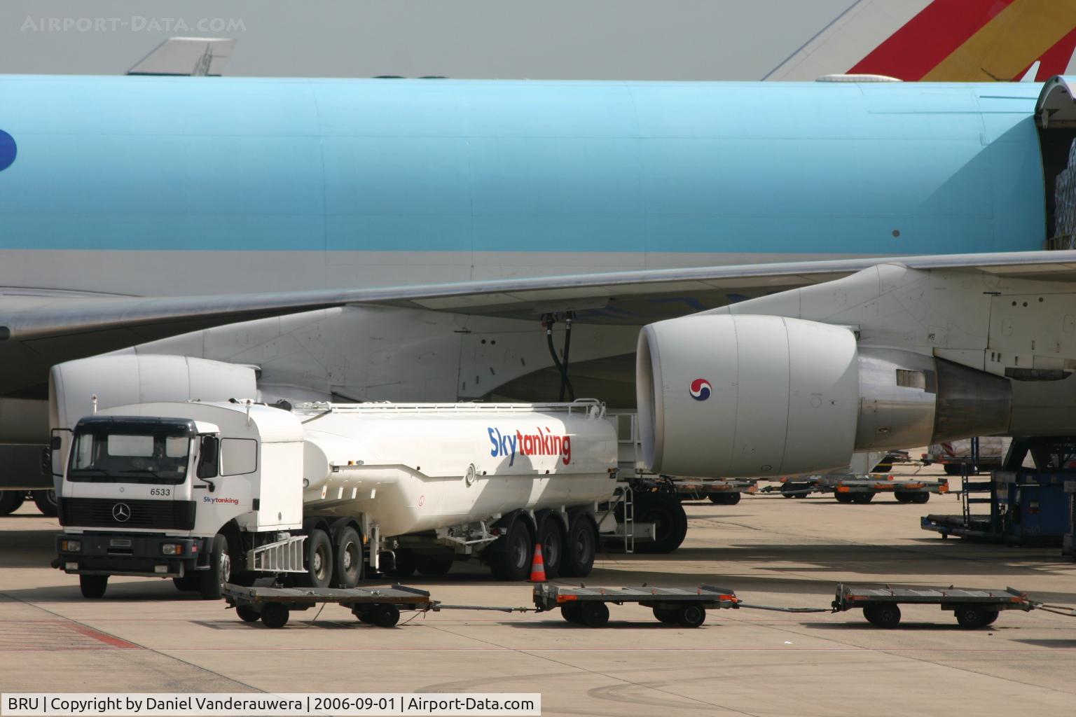 Brussels Airport, Brussels / Zaventem   Belgium (BRU) - refueling Korean Air Cargo HL7466 B747-4B5F/SCD