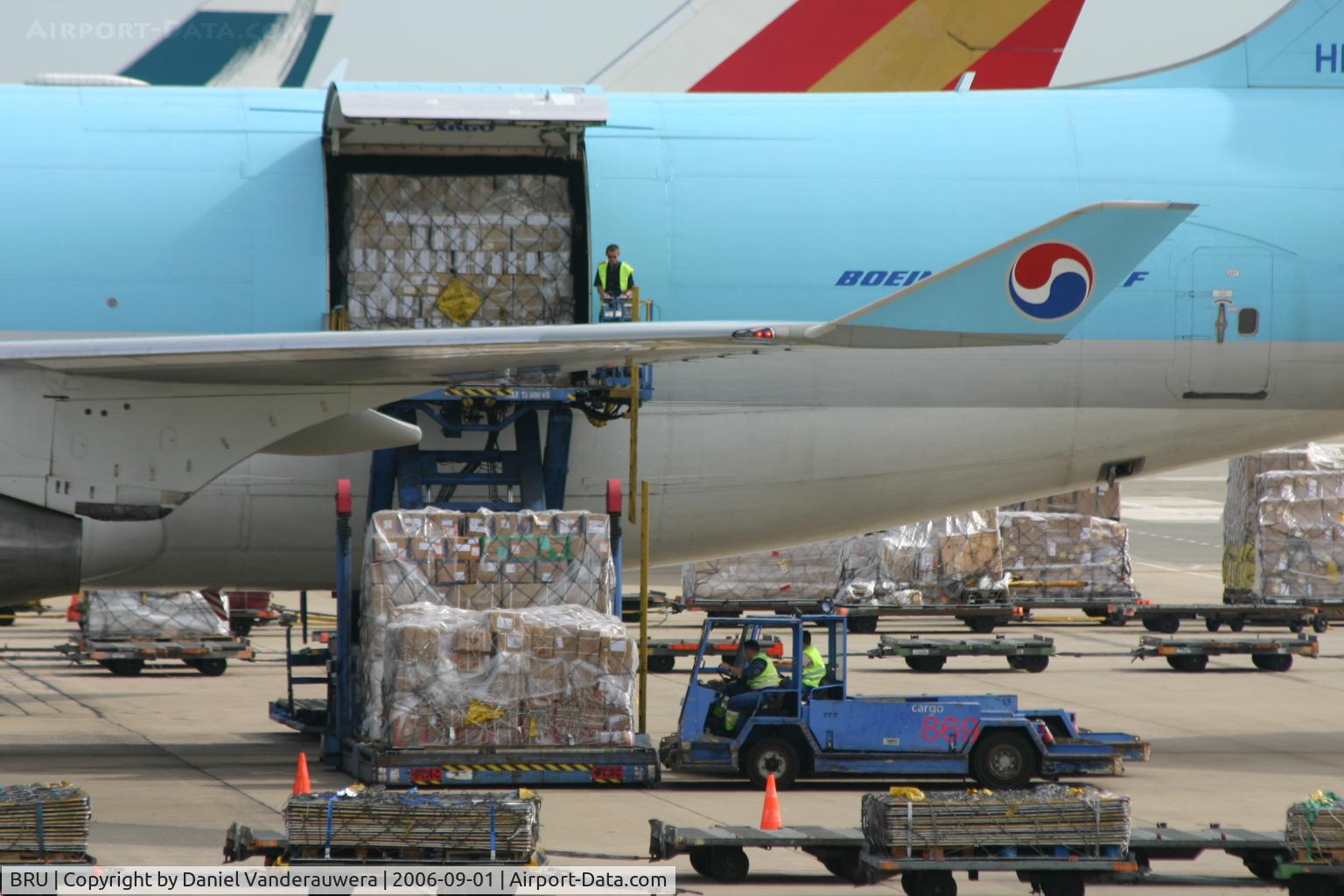 Brussels Airport, Brussels / Zaventem   Belgium (BRU) - unloading Korean Air Cargo B747-4B5F/SCD  HL7466