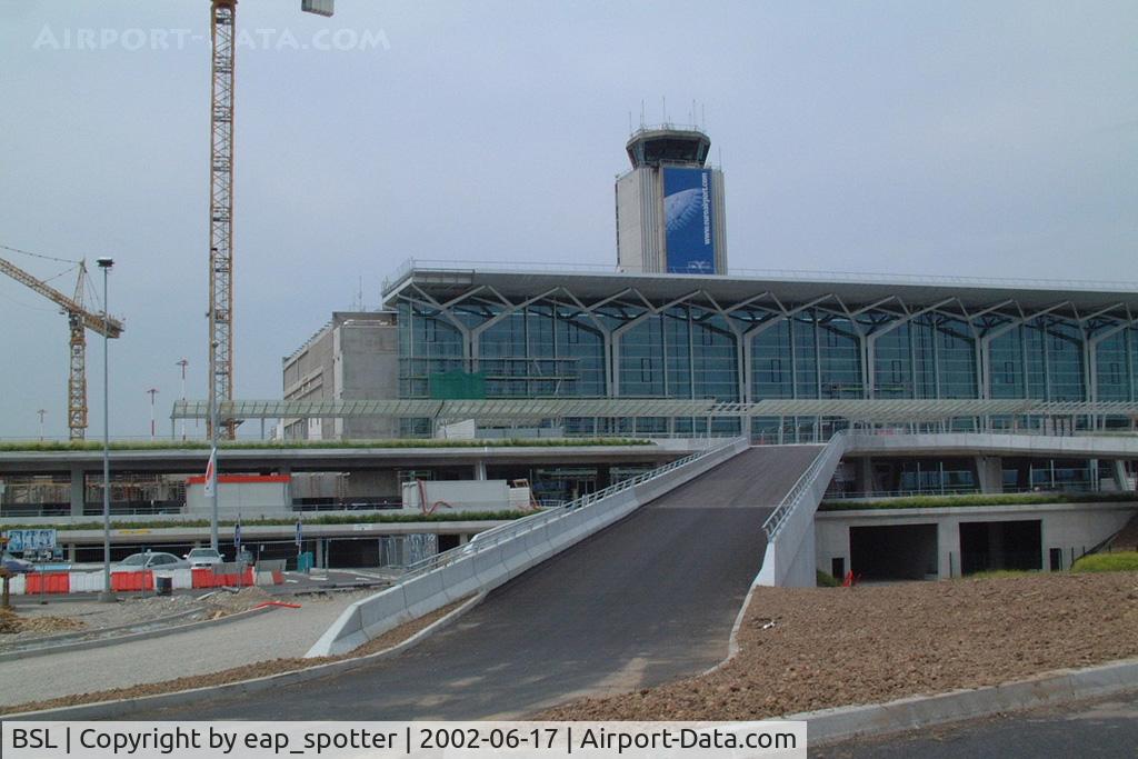 EuroAirport Basel-Mulhouse-Freiburg, Basel (Switzerland), Mulhouse (France) and Freiburg (Germany) France (BSL) - constructing a new building arround the old one