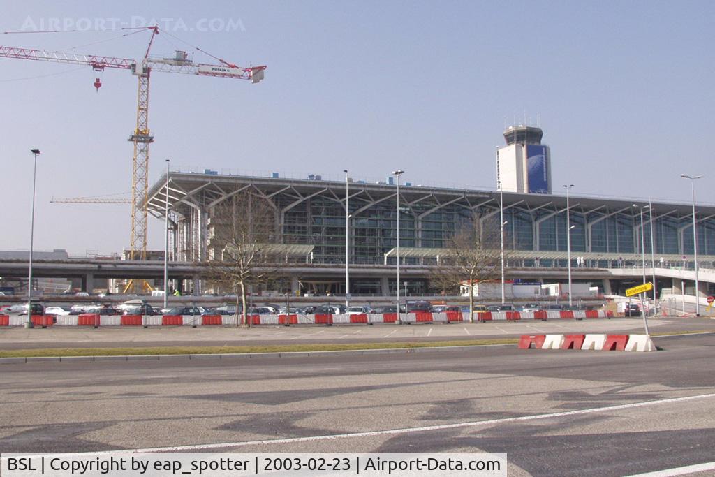 EuroAirport Basel-Mulhouse-Freiburg, Basel (Switzerland), Mulhouse (France) and Freiburg (Germany) France (BSL) - constructing a new building arround the old one