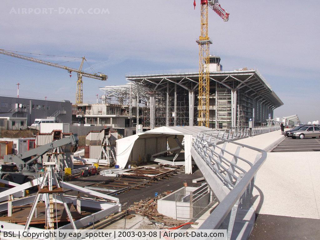 EuroAirport Basel-Mulhouse-Freiburg, Basel (Switzerland), Mulhouse (France) and Freiburg (Germany) France (BSL) - constructing a new building arround the old one