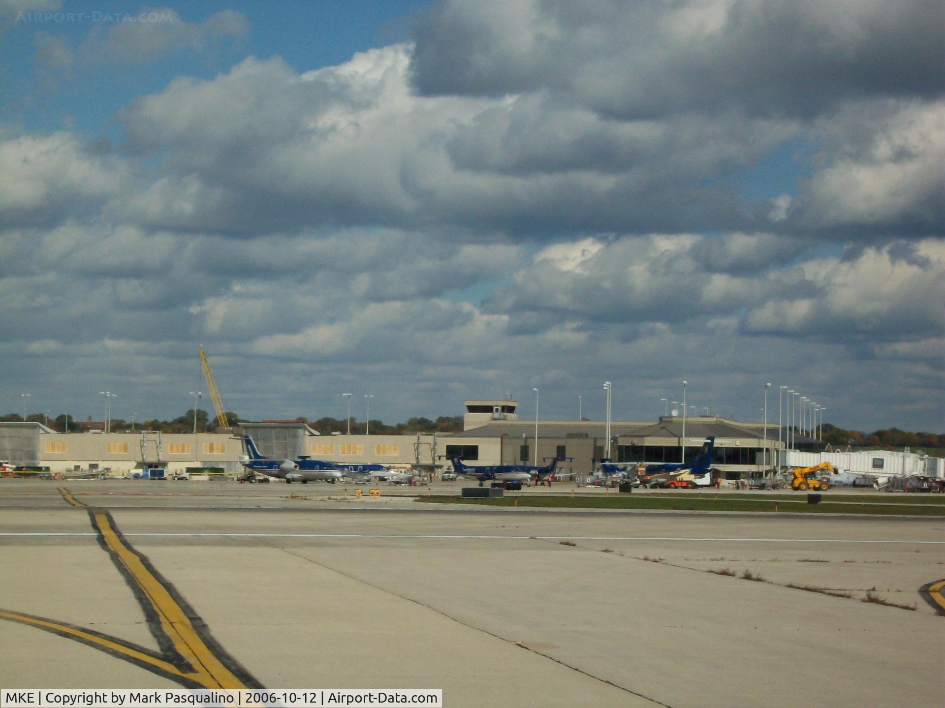 General Mitchell International Airport (MKE) - Airline ramp
