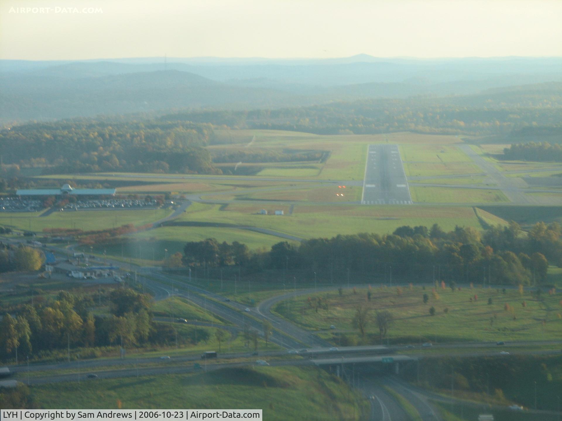 Lynchburg Rgnl/preston Glenn Fld Airport (LYH) - short final for 22