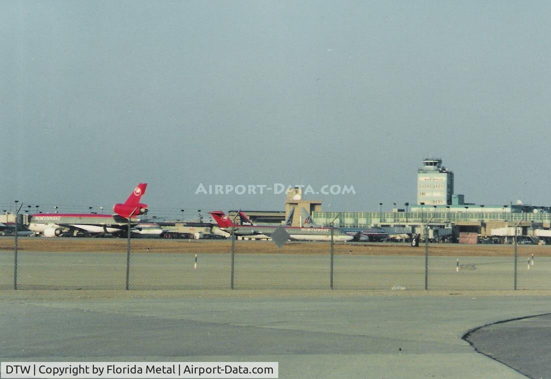 Detroit Metropolitan Wayne County Airport (DTW) - Old Davey and Smith Terminals in 2000
