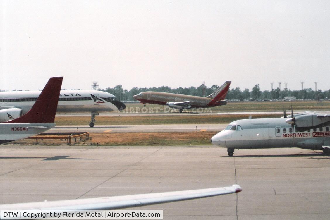 Detroit Metropolitan Wayne County Airport (DTW) - Mid day rush at DTW in 1988