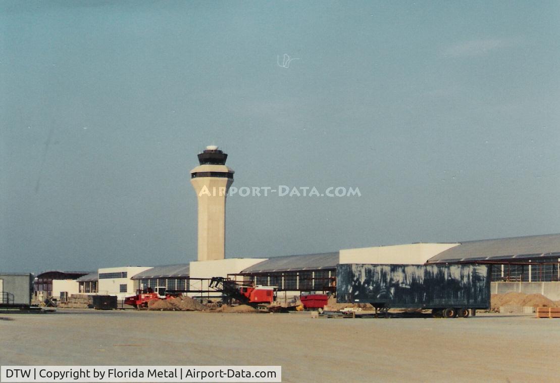 Detroit Metropolitan Wayne County Airport (DTW) - Mac Terminal Construction 2000