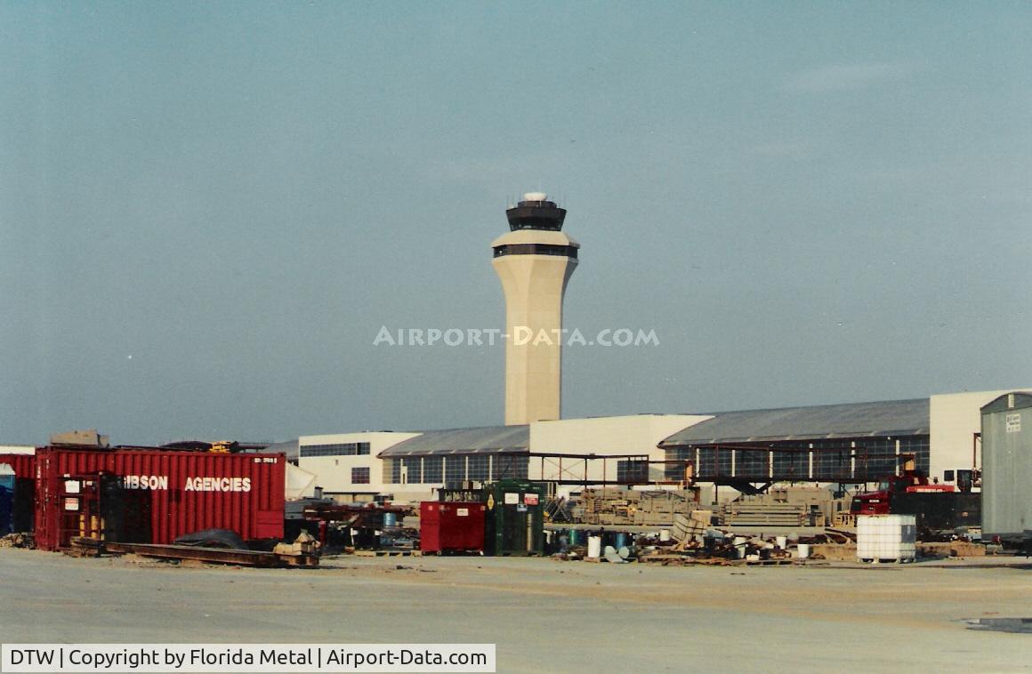 Detroit Metropolitan Wayne County Airport (DTW) - Midfield Terminal construction 2000