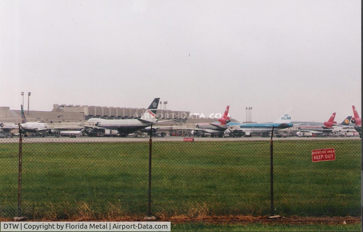 Detroit Metropolitan Wayne County Airport (DTW) - Berry International Terminal in 2000, back in its busy days