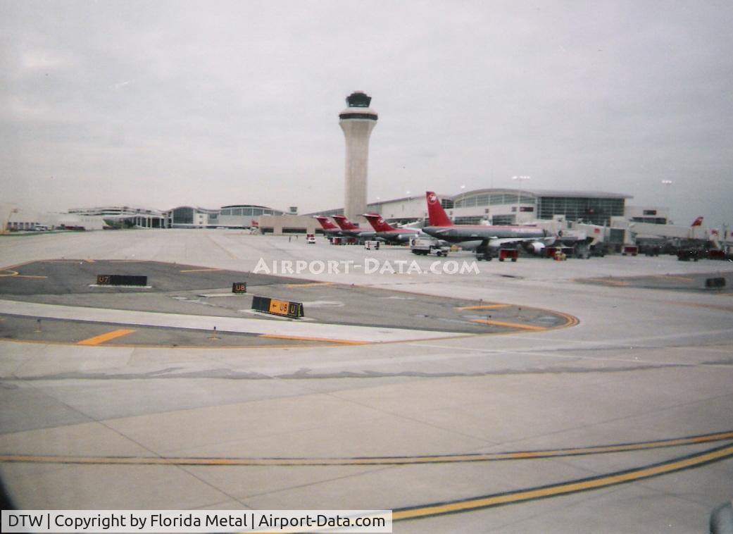 Detroit Metropolitan Wayne County Airport (DTW) - DTW 2002