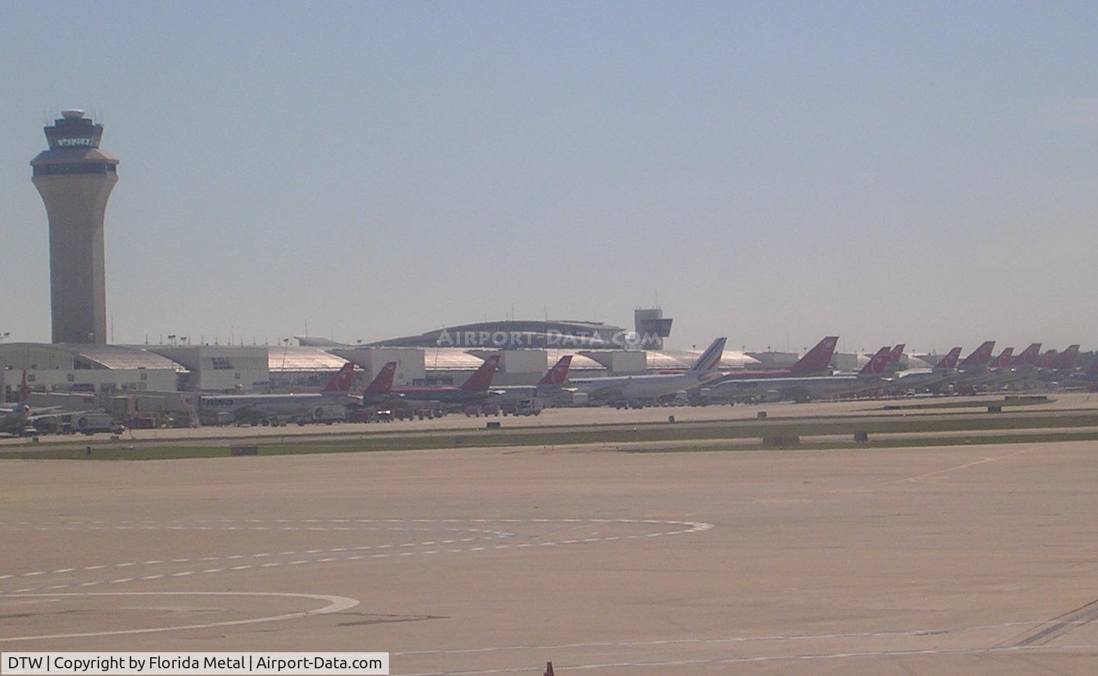 Detroit Metropolitan Wayne County Airport (DTW) - McNamara Terminal from the Smith