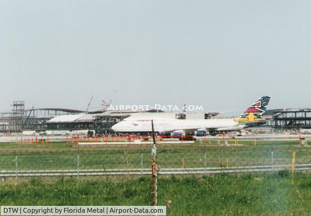 Detroit Metropolitan Wayne County Airport (DTW) - McNamara Terminal construction behind BA 747