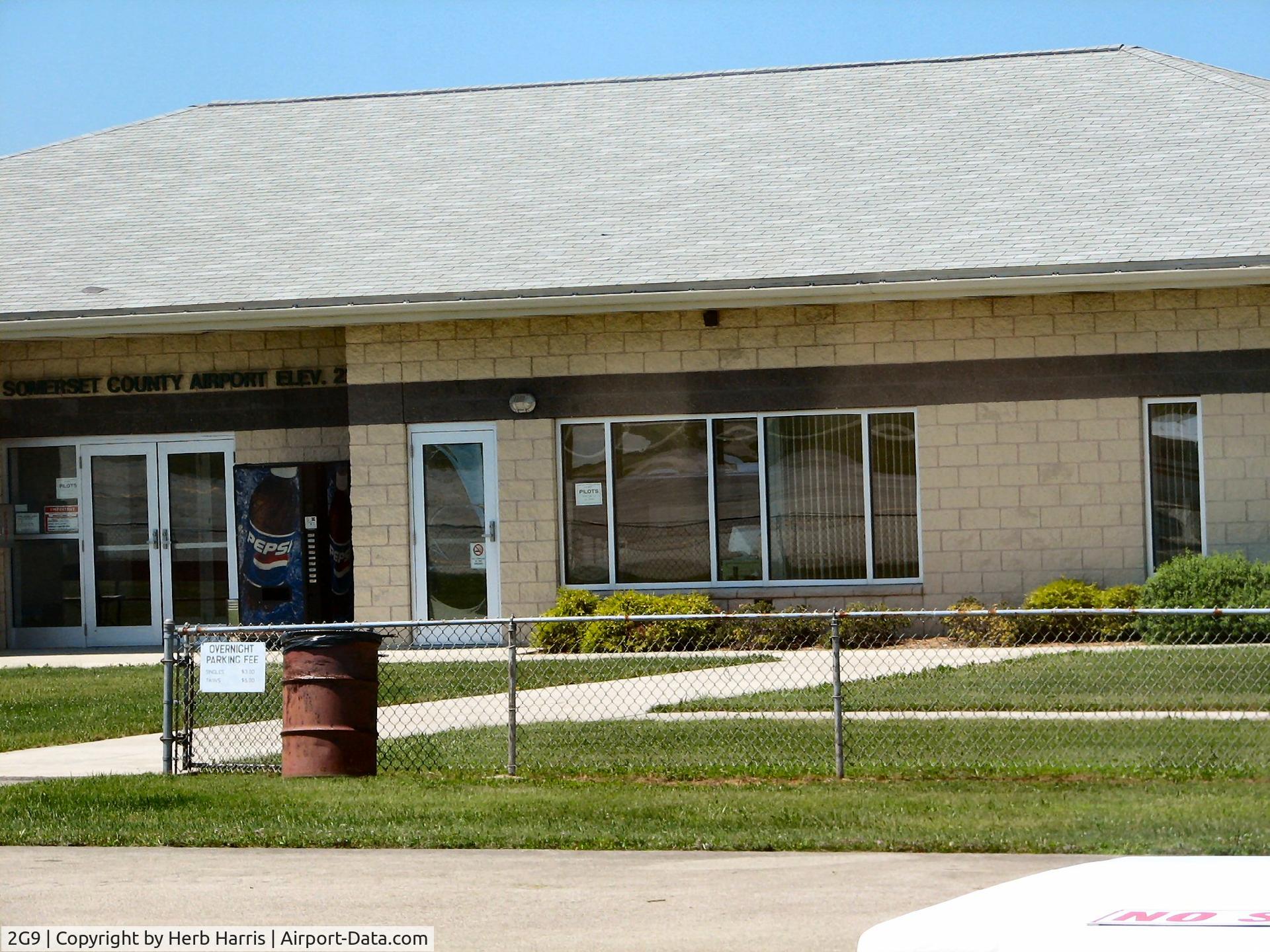 Somerset County Airport (2G9) - Really nice but there is nobody around - one man operation