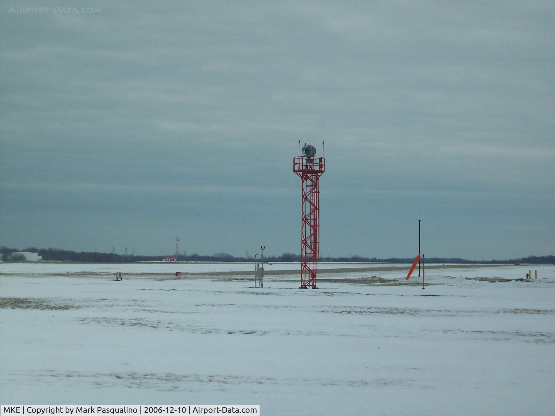General Mitchell International Airport (MKE) - Airport beacon