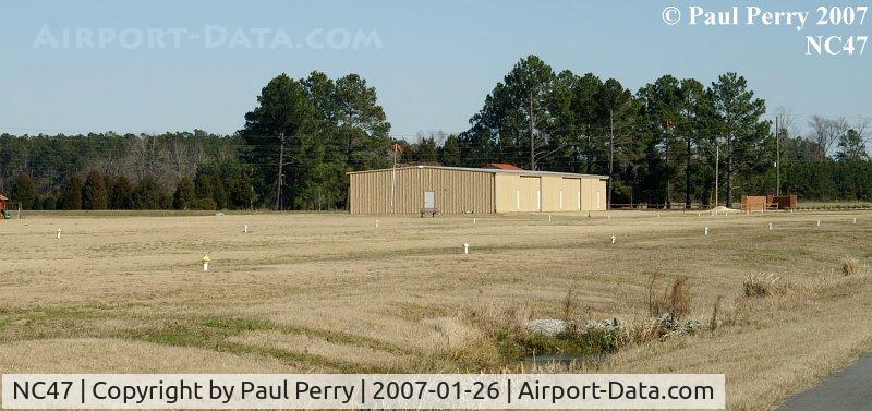 Paradox Heliport (NC47) - Runway and hangar, seen from the end of RWY7