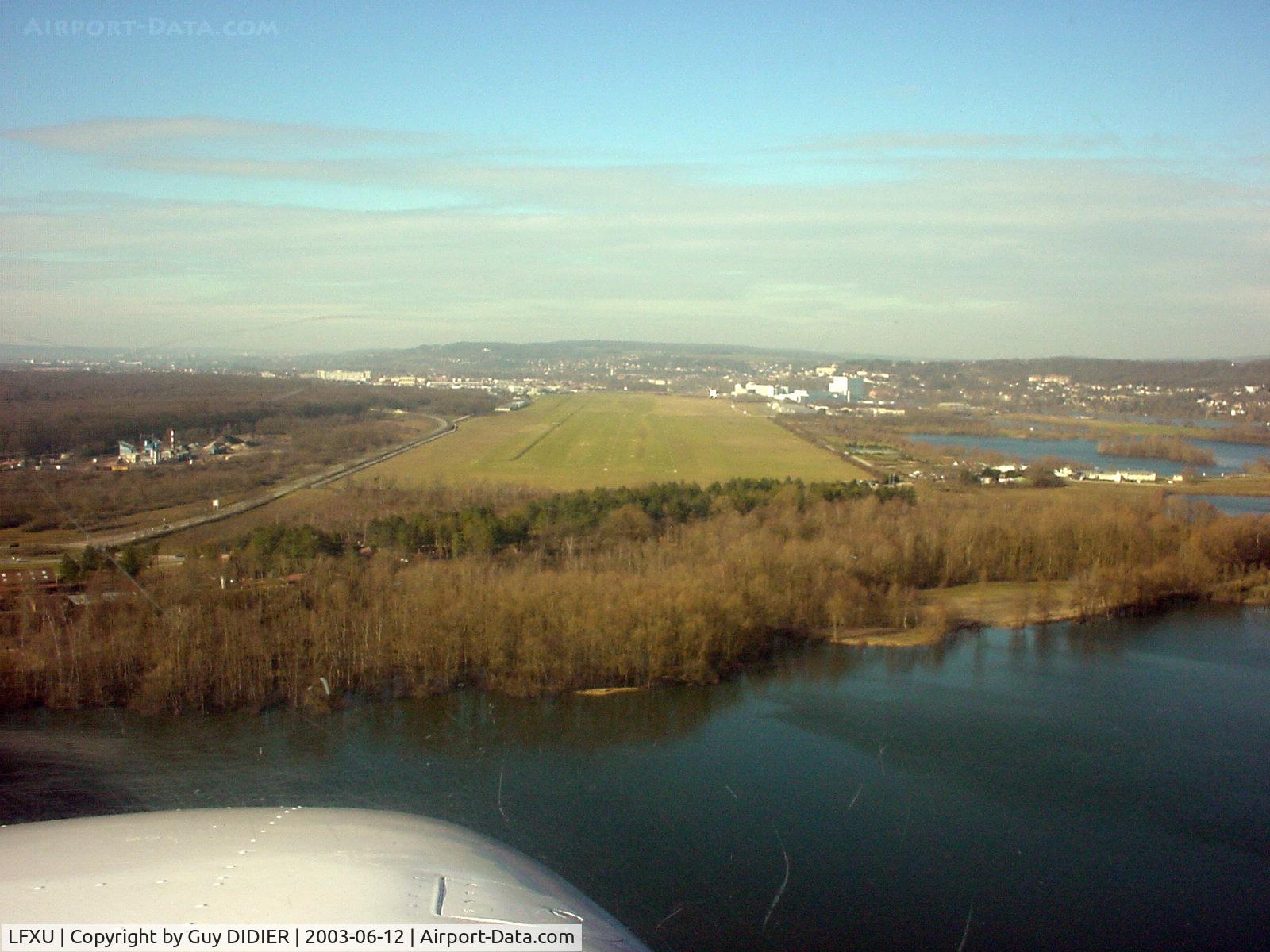 Les Mureaux Airport, Les Mureaux France (LFXU) - Short final at LFXU - Les Mureaux Airfield just towards south-west Paris
