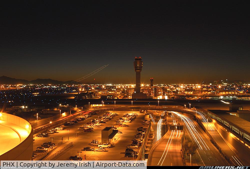Phoenix Sky Harbor International Airport (PHX) - Delay at night @ KPHX